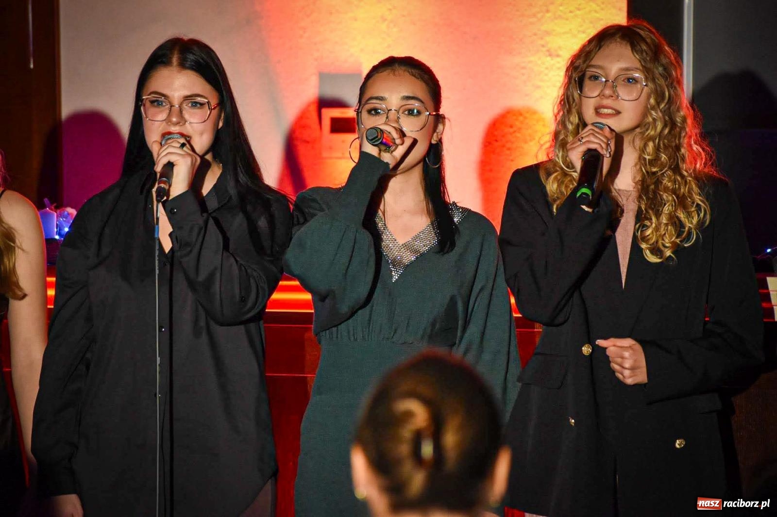 Zdjęcie w galerii na portalu naszraciborz.pl: Jesienne śpiewanie Mirażu w piwnicy zamkowej Słodowni [FOTO i WIDEO] wiadomości z regionu