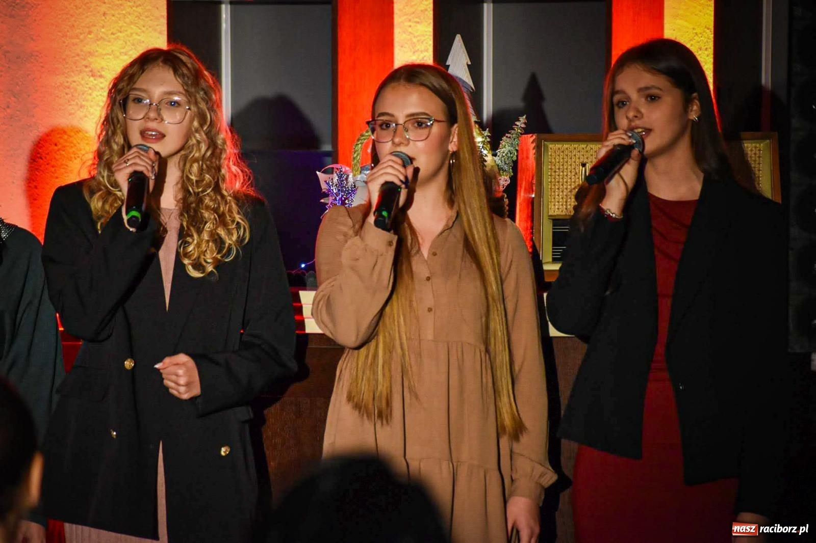 Zdjęcie w galerii na portalu naszraciborz.pl: Jesienne śpiewanie Mirażu w piwnicy zamkowej Słodowni [FOTO i WIDEO] wiadomości z regionu