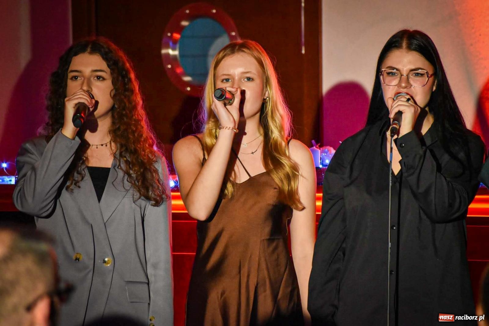 Zdjęcie w galerii na portalu naszraciborz.pl: Jesienne śpiewanie Mirażu w piwnicy zamkowej Słodowni [FOTO i WIDEO] wiadomości z regionu