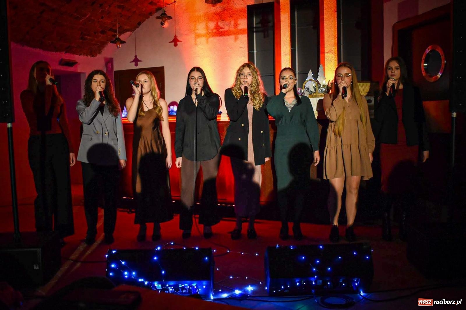 Zdjęcie w galerii na portalu naszraciborz.pl: Jesienne śpiewanie Mirażu w piwnicy zamkowej Słodowni [FOTO i WIDEO] wiadomości z regionu