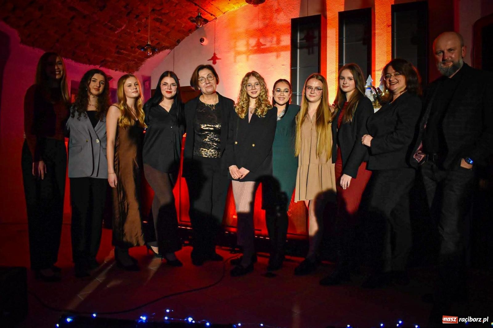 Zdjęcie w galerii na portalu naszraciborz.pl: Jesienne śpiewanie Mirażu w piwnicy zamkowej Słodowni [FOTO i WIDEO] wiadomości z regionu