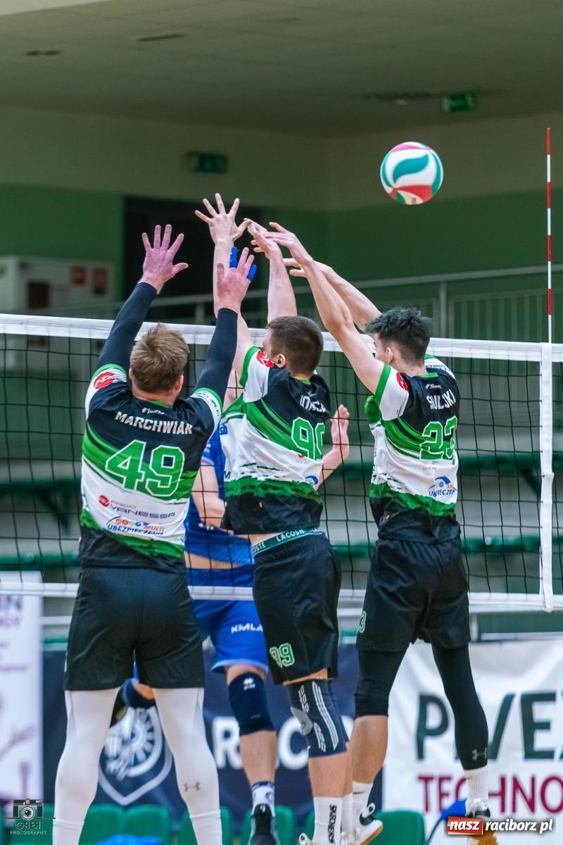 Zdjęcie w galerii na portalu naszraciborz.pl: Wyrównany bój w hali przy Łąkowej. KS Racibórz nadal na szczycie [FOTO i WIDEO] wiadomości z regionu