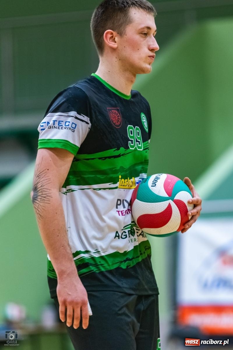Zdjęcie w galerii na portalu naszraciborz.pl: Wyrównany bój w hali przy Łąkowej. KS Racibórz nadal na szczycie [FOTO i WIDEO] wiadomości z regionu