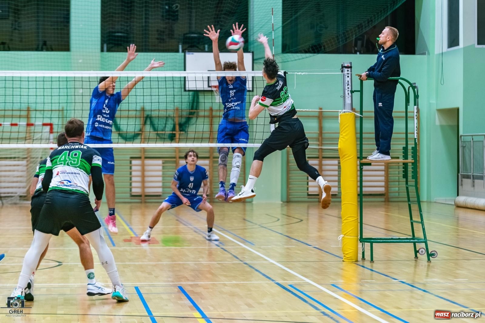 Zdjęcie w galerii na portalu naszraciborz.pl: Wyrównany bój w hali przy Łąkowej. KS Racibórz nadal na szczycie [FOTO i WIDEO] wiadomości z regionu