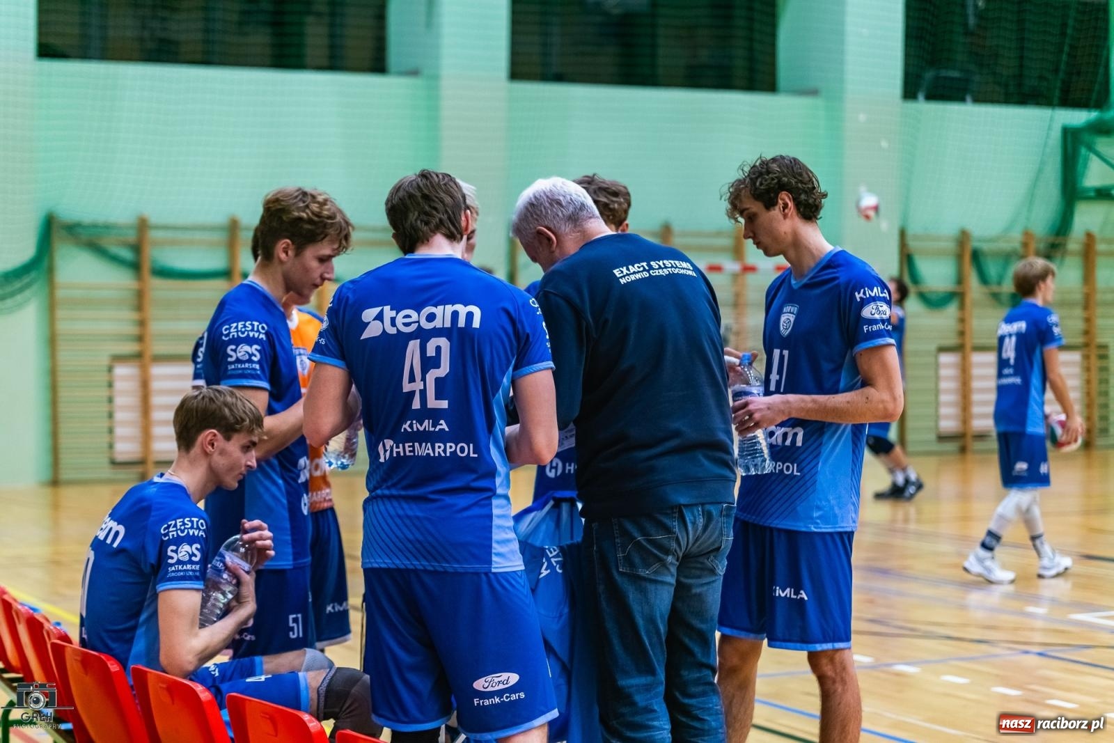 Zdjęcie w galerii na portalu naszraciborz.pl: Wyrównany bój w hali przy Łąkowej. KS Racibórz nadal na szczycie [FOTO i WIDEO] wiadomości z regionu