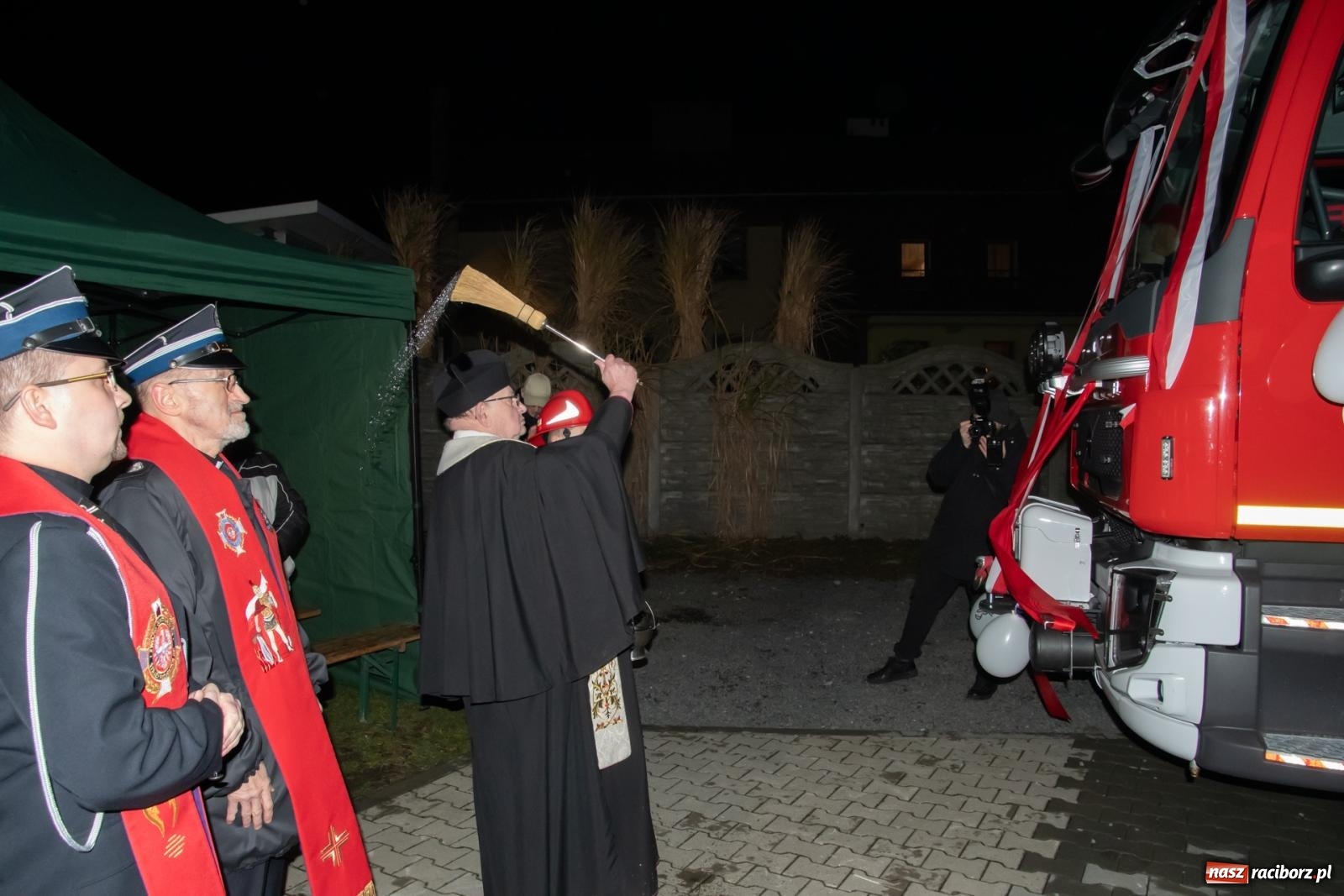 Zdjęcie w galerii na portalu naszraciborz.pl: Od przyczepy z pompą do nowego Volvo. Wielkie święto w OSP Żerdziny wiadomości z regionu