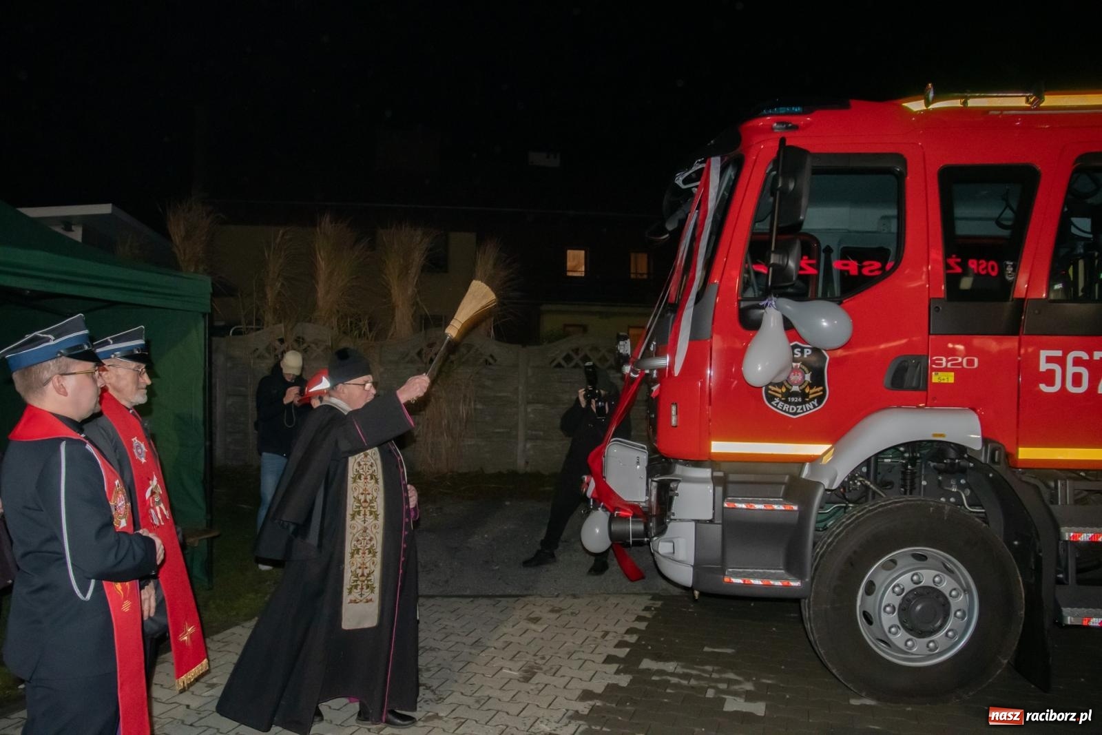 Zdjęcie w galerii na portalu naszraciborz.pl: Od przyczepy z pompą do nowego Volvo. Wielkie święto w OSP Żerdziny wiadomości z regionu