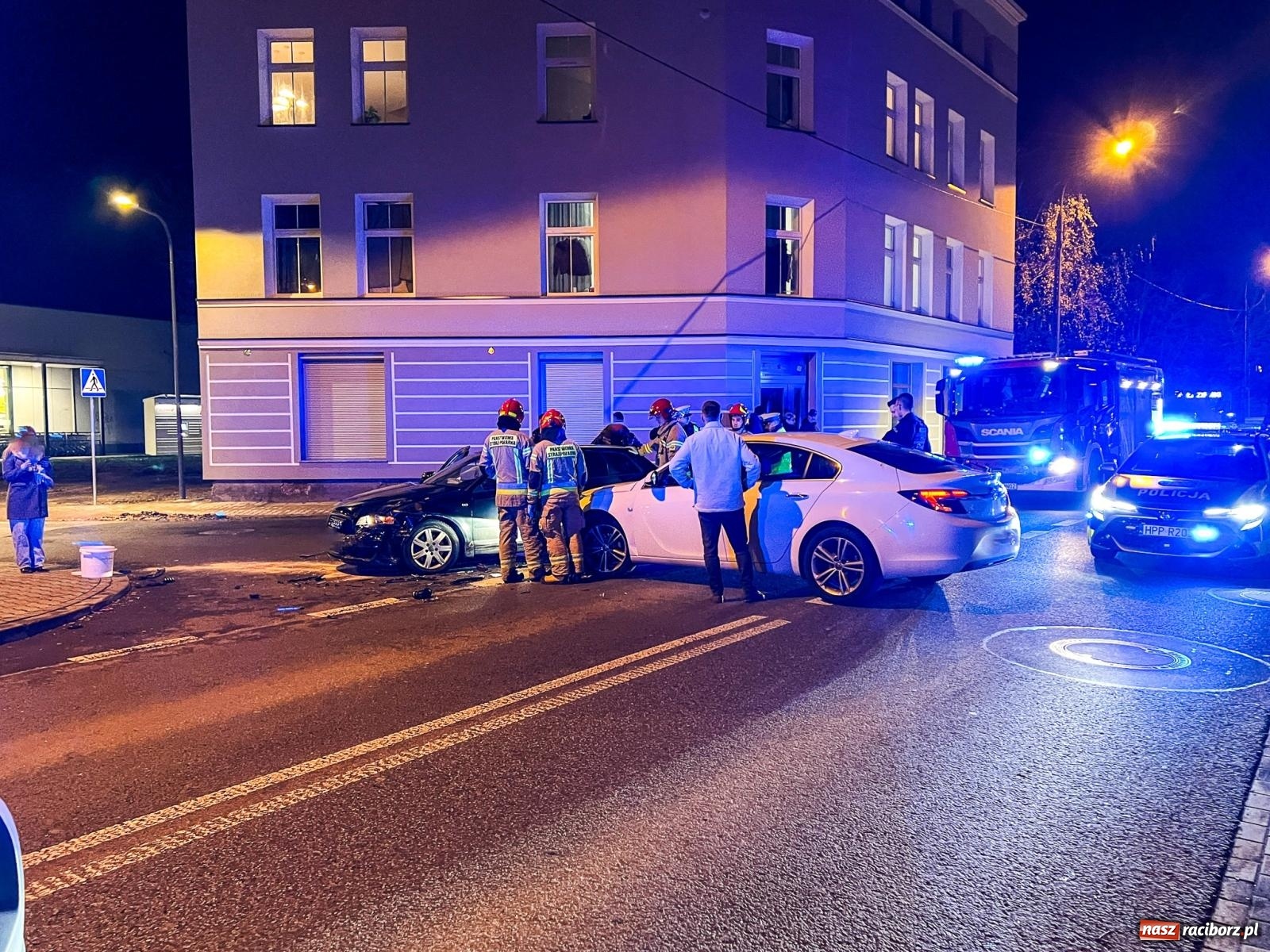 Zdjęcie w galerii na portalu naszraciborz.pl: Kolizja na skrzyżowaniu Jana i Armii Krajowej: Straty oszacowano na 30 tys. zł wiadomości z regionu