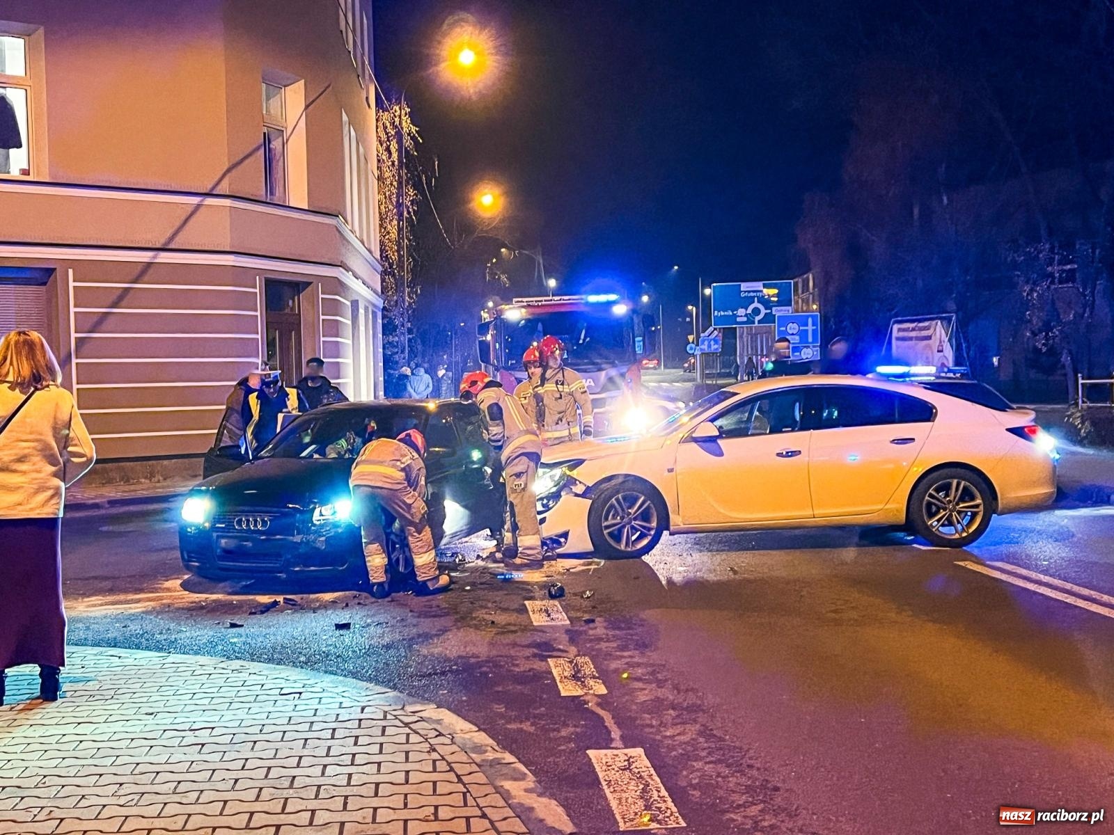 Zdjęcie w galerii na portalu naszraciborz.pl: Kolizja na skrzyżowaniu Jana i Armii Krajowej: Straty oszacowano na 30 tys. zł wiadomości z regionu