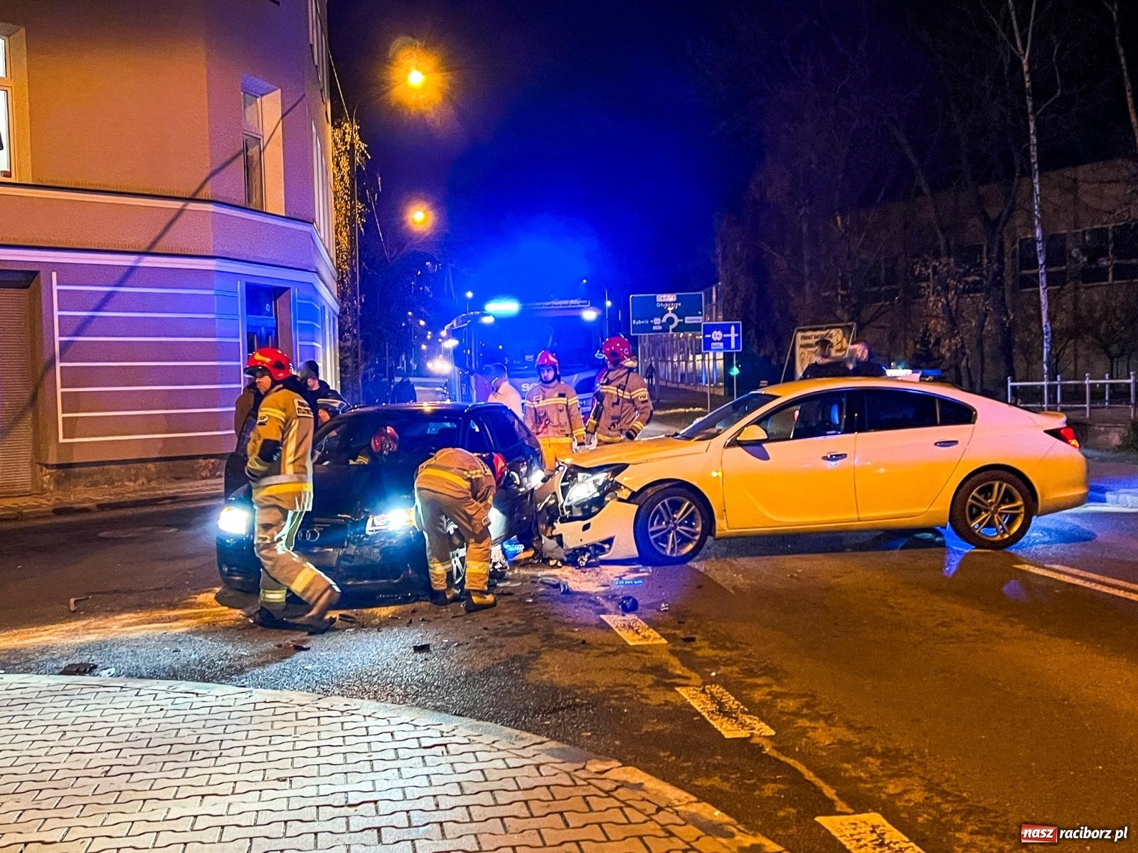 Zdjęcie w galerii na portalu naszraciborz.pl: Kolizja na skrzyżowaniu Jana i Armii Krajowej: Straty oszacowano na 30 tys. zł wiadomości z regionu