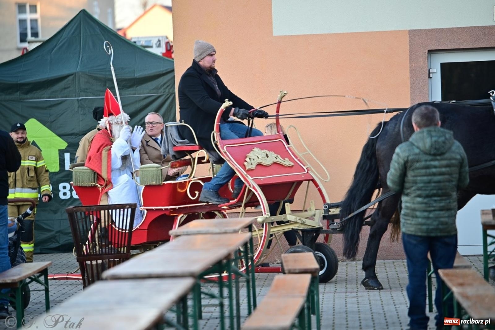 Zdjęcie w galerii na portalu naszraciborz.pl: Tłumy na Kiermaszu Bożonarodzeniowym w Pietrowicach Wielkich [FOTO i WIDEO] wiadomości z regionu