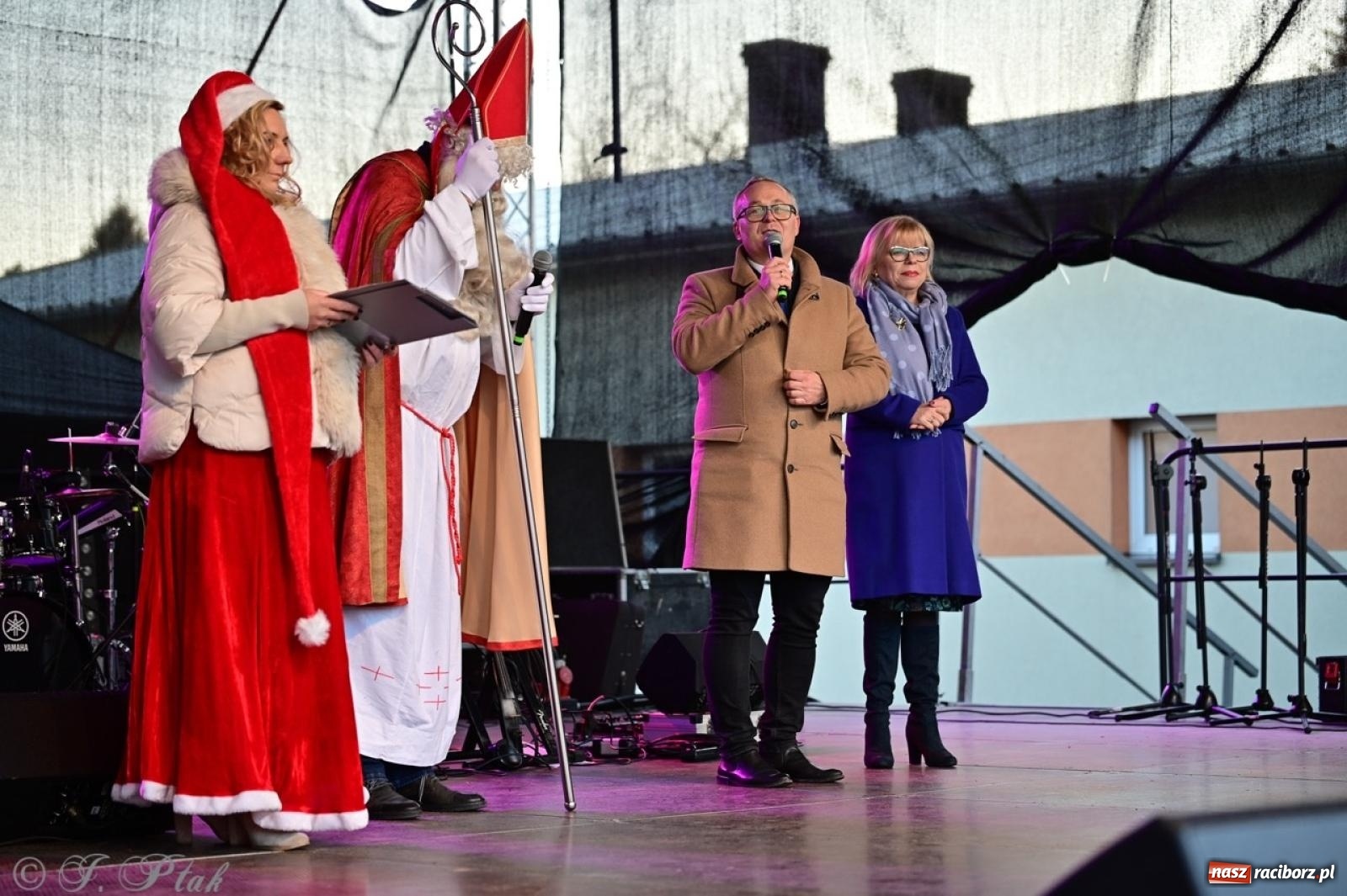 Zdjęcie w galerii na portalu naszraciborz.pl: Tłumy na Kiermaszu Bożonarodzeniowym w Pietrowicach Wielkich [FOTO i WIDEO] wiadomości z regionu