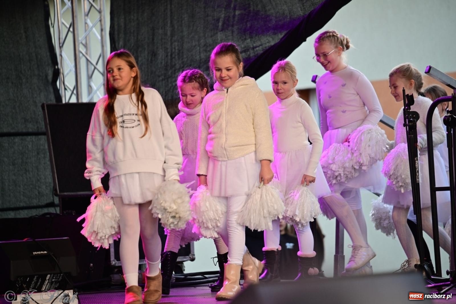 Zdjęcie w galerii na portalu naszraciborz.pl: Tłumy na Kiermaszu Bożonarodzeniowym w Pietrowicach Wielkich [FOTO i WIDEO] wiadomości z regionu