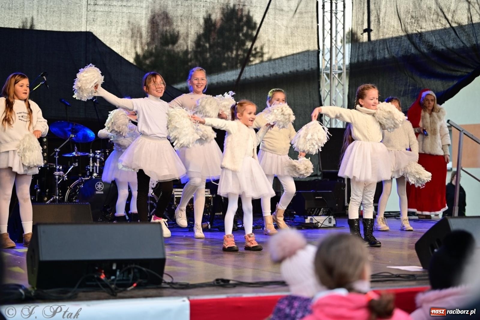 Zdjęcie w galerii na portalu naszraciborz.pl: Tłumy na Kiermaszu Bożonarodzeniowym w Pietrowicach Wielkich [FOTO i WIDEO] wiadomości z regionu