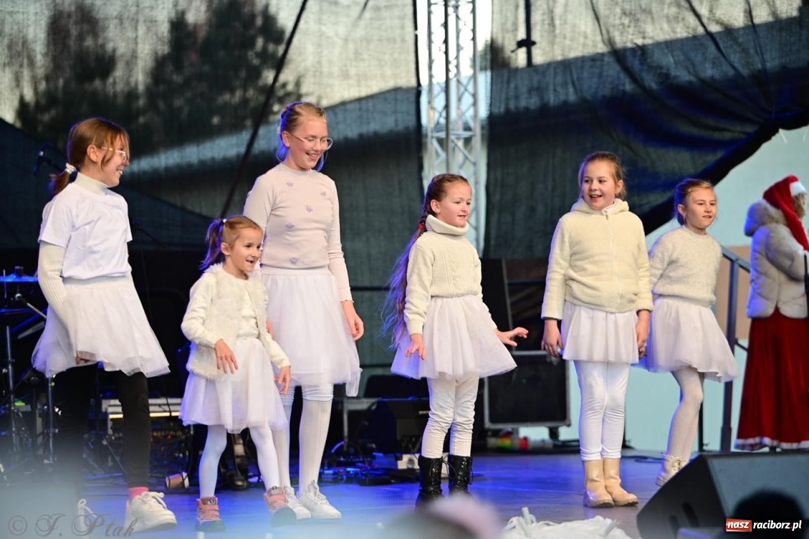 Zdjęcie w galerii na portalu naszraciborz.pl: Tłumy na Kiermaszu Bożonarodzeniowym w Pietrowicach Wielkich [FOTO i WIDEO] wiadomości z regionu