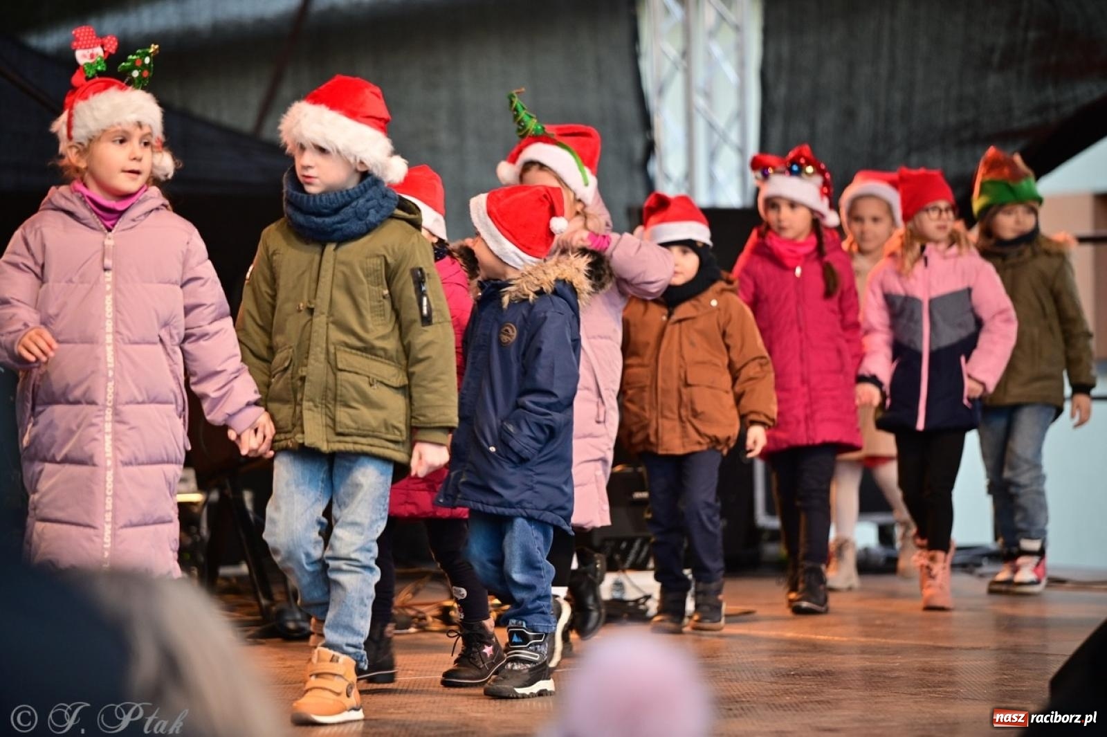 Zdjęcie w galerii na portalu naszraciborz.pl: Tłumy na Kiermaszu Bożonarodzeniowym w Pietrowicach Wielkich [FOTO i WIDEO] wiadomości z regionu