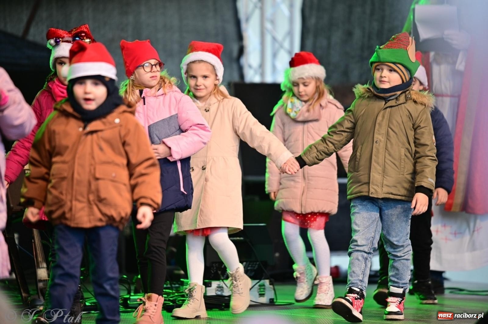 Zdjęcie w galerii na portalu naszraciborz.pl: Tłumy na Kiermaszu Bożonarodzeniowym w Pietrowicach Wielkich [FOTO i WIDEO] wiadomości z regionu
