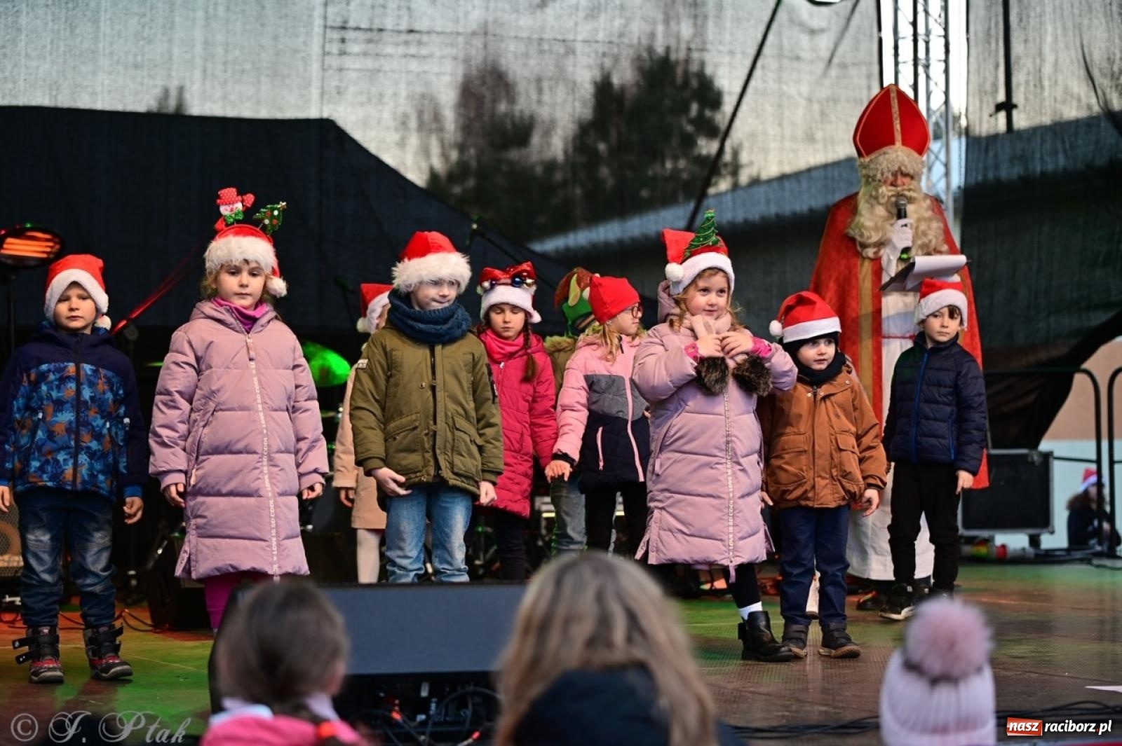 Zdjęcie w galerii na portalu naszraciborz.pl: Tłumy na Kiermaszu Bożonarodzeniowym w Pietrowicach Wielkich [FOTO i WIDEO] wiadomości z regionu