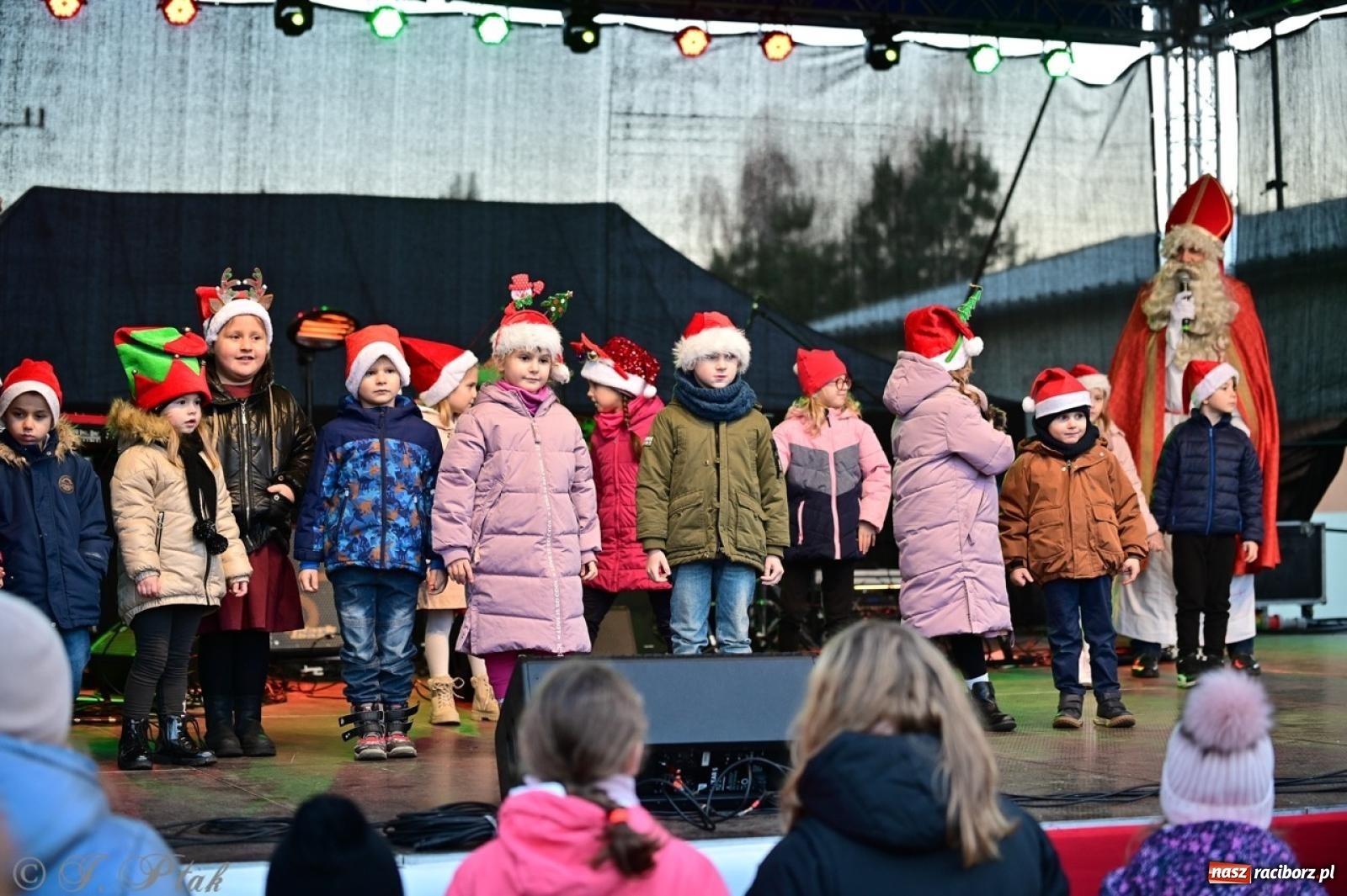 Zdjęcie w galerii na portalu naszraciborz.pl: Tłumy na Kiermaszu Bożonarodzeniowym w Pietrowicach Wielkich [FOTO i WIDEO] wiadomości z regionu