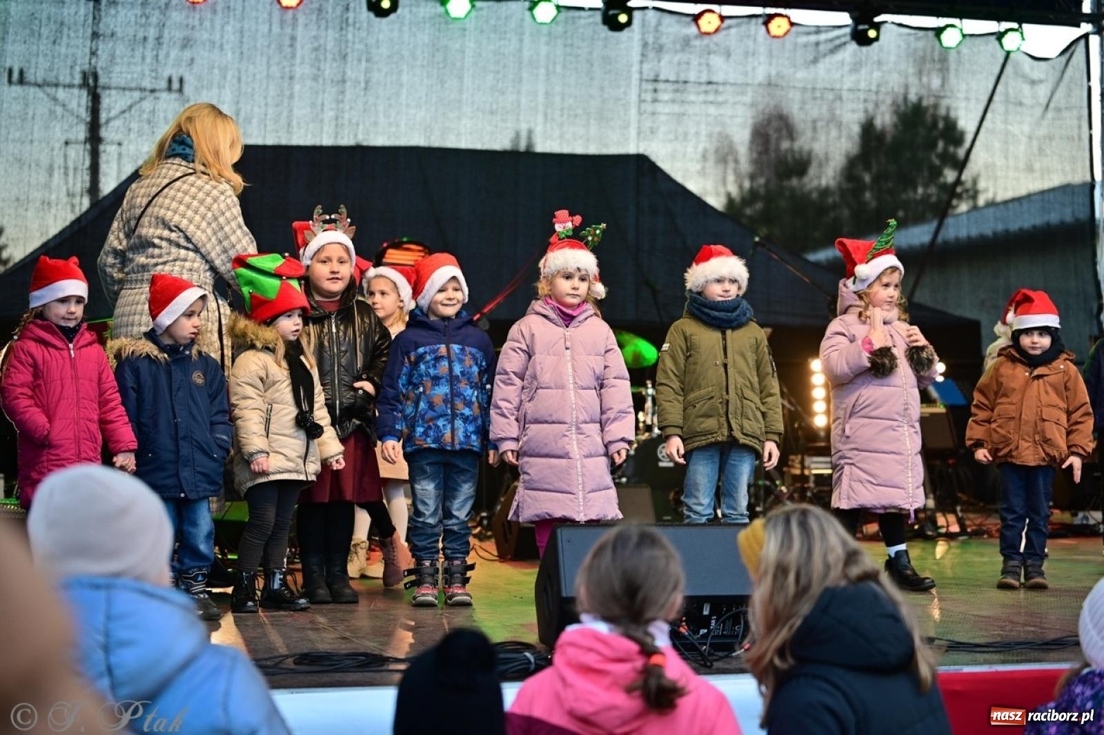Zdjęcie w galerii na portalu naszraciborz.pl: Tłumy na Kiermaszu Bożonarodzeniowym w Pietrowicach Wielkich [FOTO i WIDEO] wiadomości z regionu