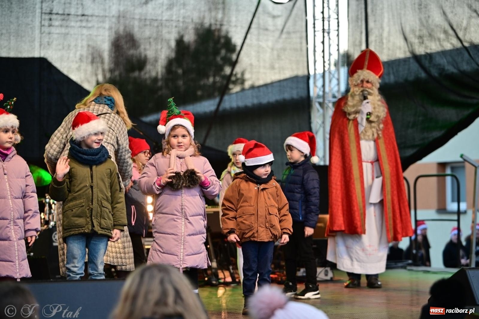Zdjęcie w galerii na portalu naszraciborz.pl: Tłumy na Kiermaszu Bożonarodzeniowym w Pietrowicach Wielkich [FOTO i WIDEO] wiadomości z regionu