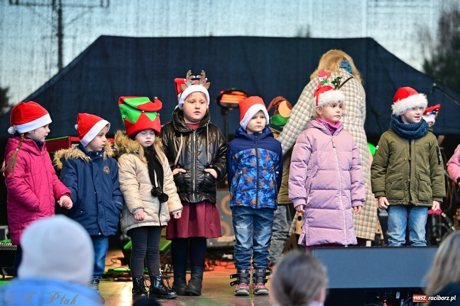 Zdjęcie w galerii na portalu naszraciborz.pl: Tłumy na Kiermaszu Bożonarodzeniowym w Pietrowicach Wielkich [FOTO i WIDEO] wiadomości z regionu