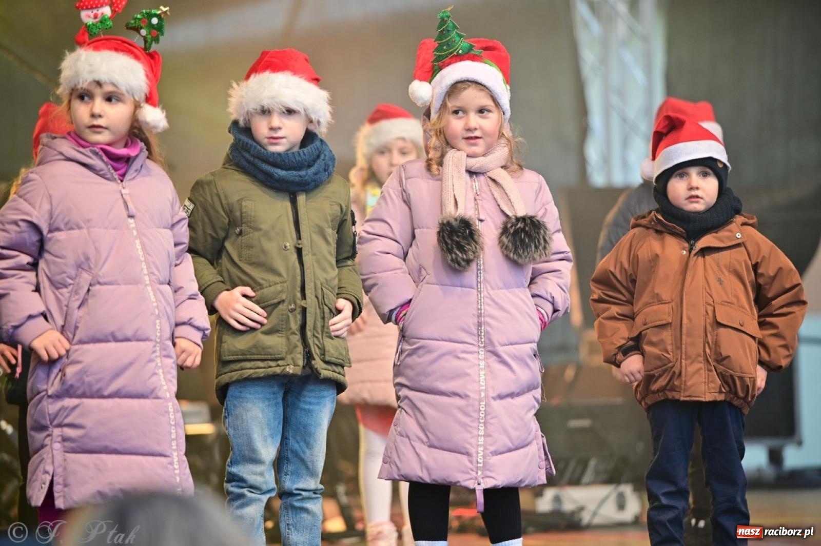 Zdjęcie w galerii na portalu naszraciborz.pl: Tłumy na Kiermaszu Bożonarodzeniowym w Pietrowicach Wielkich [FOTO i WIDEO] wiadomości z regionu