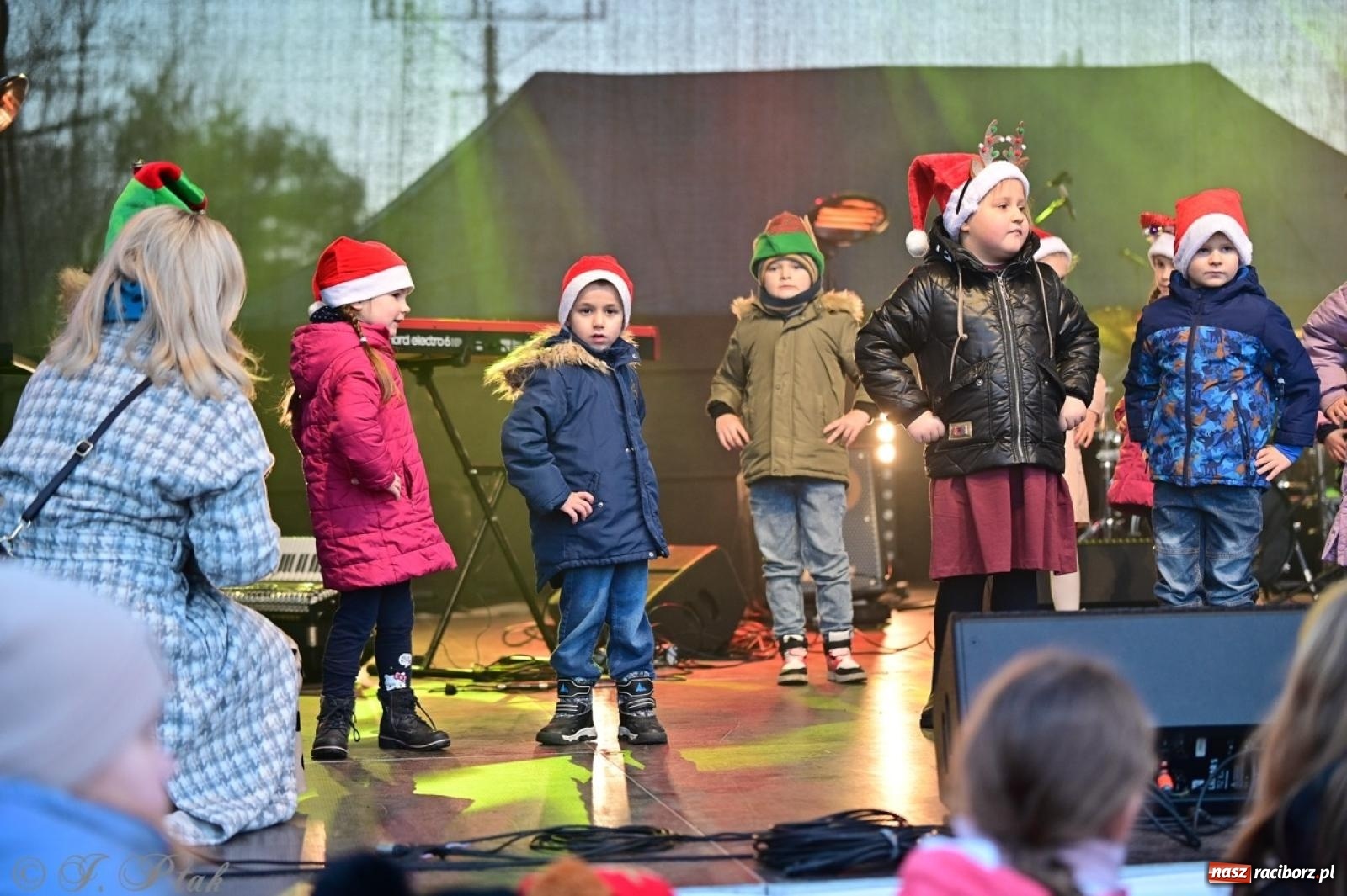 Zdjęcie w galerii na portalu naszraciborz.pl: Tłumy na Kiermaszu Bożonarodzeniowym w Pietrowicach Wielkich [FOTO i WIDEO] wiadomości z regionu