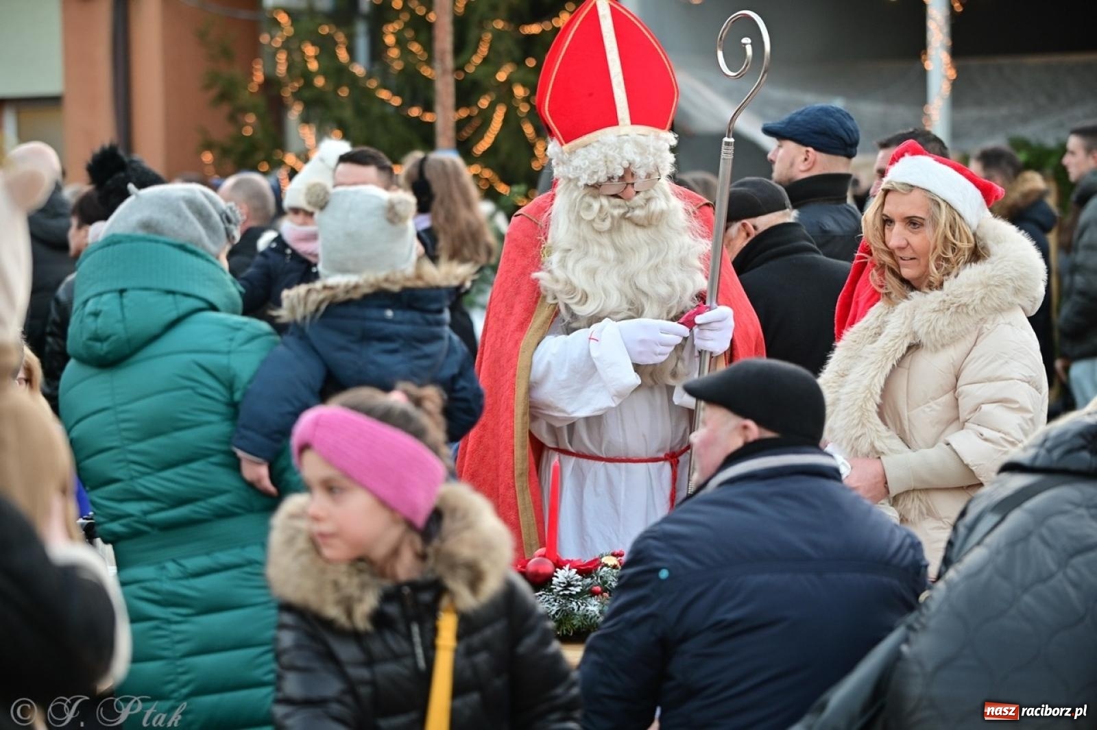Zdjęcie w galerii na portalu naszraciborz.pl: Tłumy na Kiermaszu Bożonarodzeniowym w Pietrowicach Wielkich [FOTO i WIDEO] wiadomości z regionu