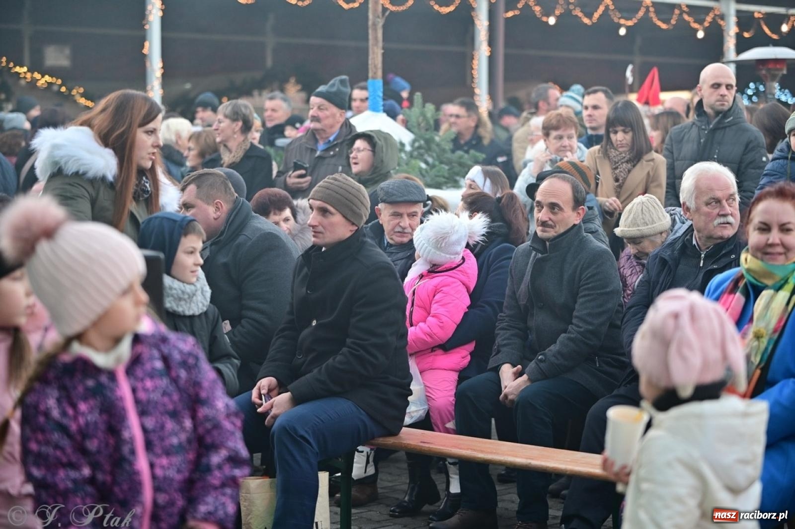 Zdjęcie w galerii na portalu naszraciborz.pl: Tłumy na Kiermaszu Bożonarodzeniowym w Pietrowicach Wielkich [FOTO i WIDEO] wiadomości z regionu