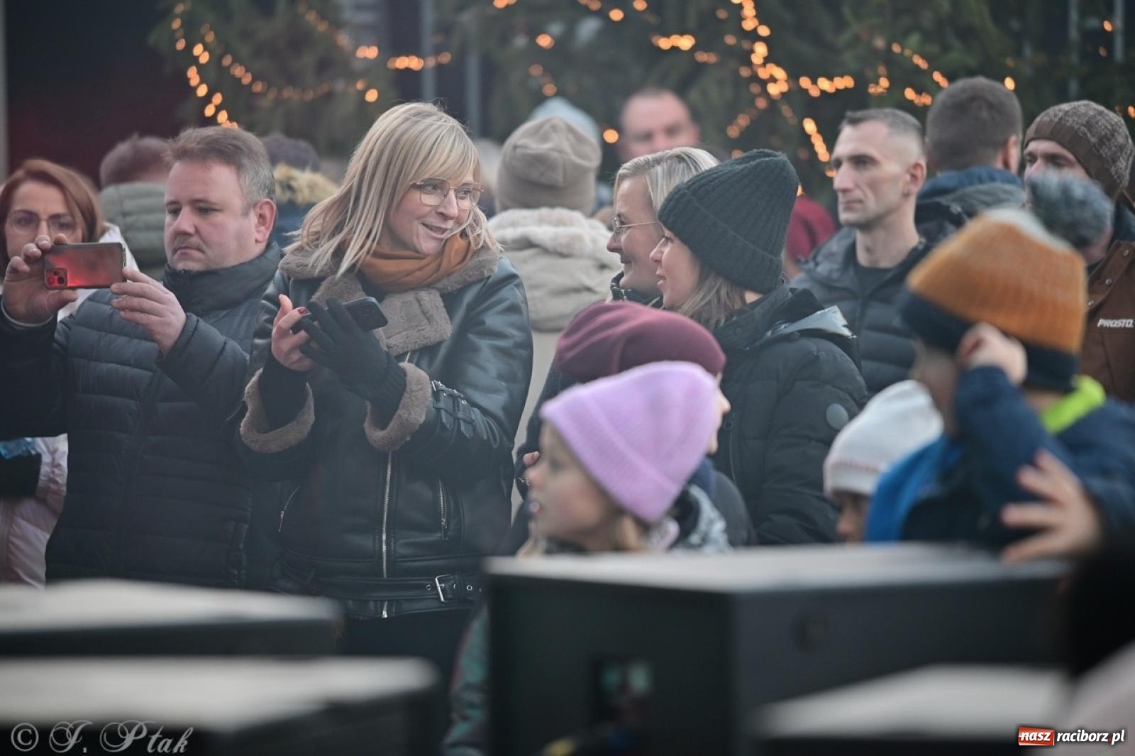Zdjęcie w galerii na portalu naszraciborz.pl: Tłumy na Kiermaszu Bożonarodzeniowym w Pietrowicach Wielkich [FOTO i WIDEO] wiadomości z regionu