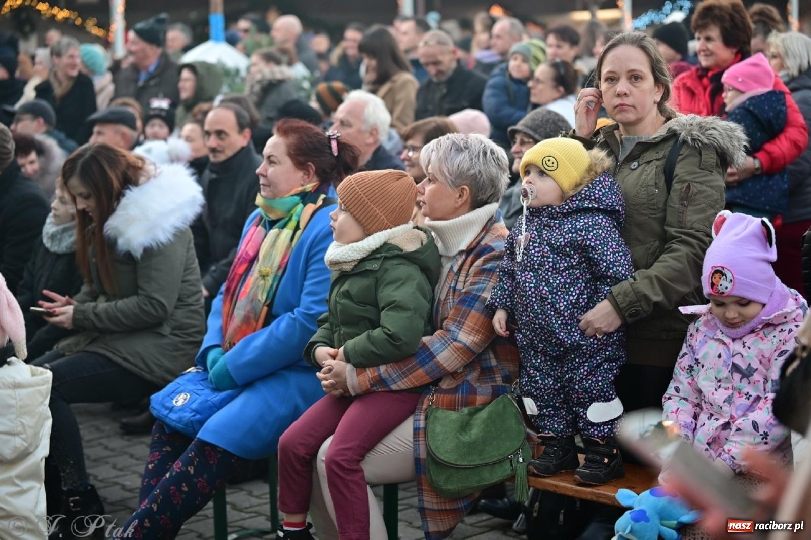Zdjęcie w galerii na portalu naszraciborz.pl: Tłumy na Kiermaszu Bożonarodzeniowym w Pietrowicach Wielkich [FOTO i WIDEO] wiadomości z regionu