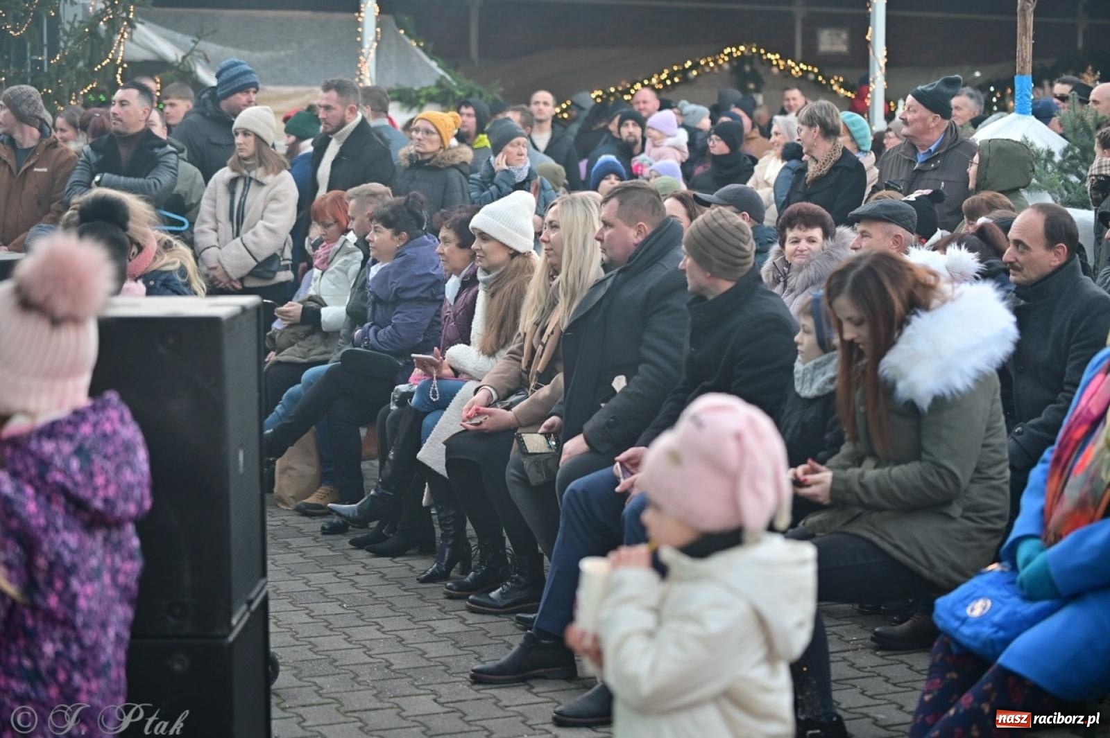 Zdjęcie w galerii na portalu naszraciborz.pl: Tłumy na Kiermaszu Bożonarodzeniowym w Pietrowicach Wielkich [FOTO i WIDEO] wiadomości z regionu