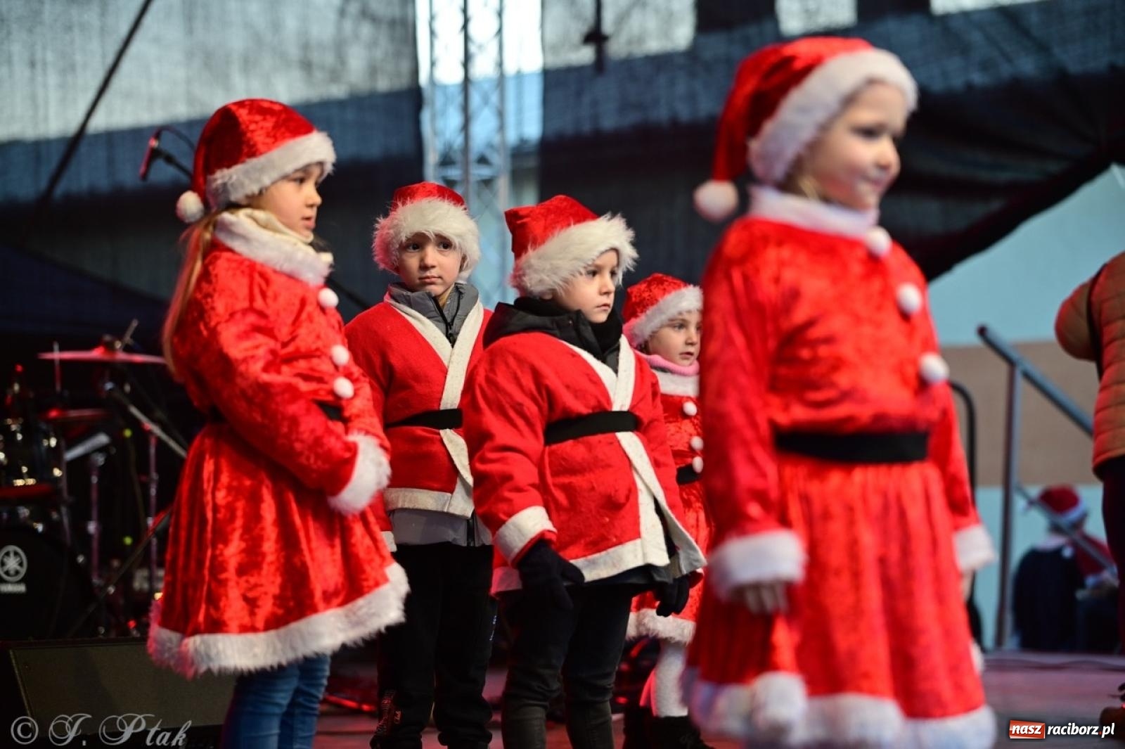 Zdjęcie w galerii na portalu naszraciborz.pl: Tłumy na Kiermaszu Bożonarodzeniowym w Pietrowicach Wielkich [FOTO i WIDEO] wiadomości z regionu