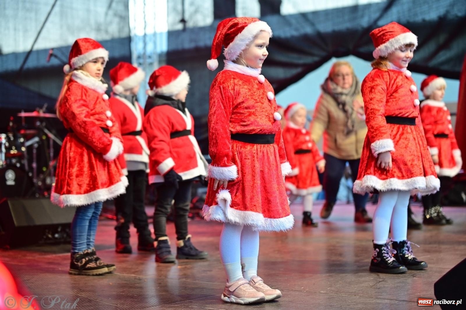 Zdjęcie w galerii na portalu naszraciborz.pl: Tłumy na Kiermaszu Bożonarodzeniowym w Pietrowicach Wielkich [FOTO i WIDEO] wiadomości z regionu