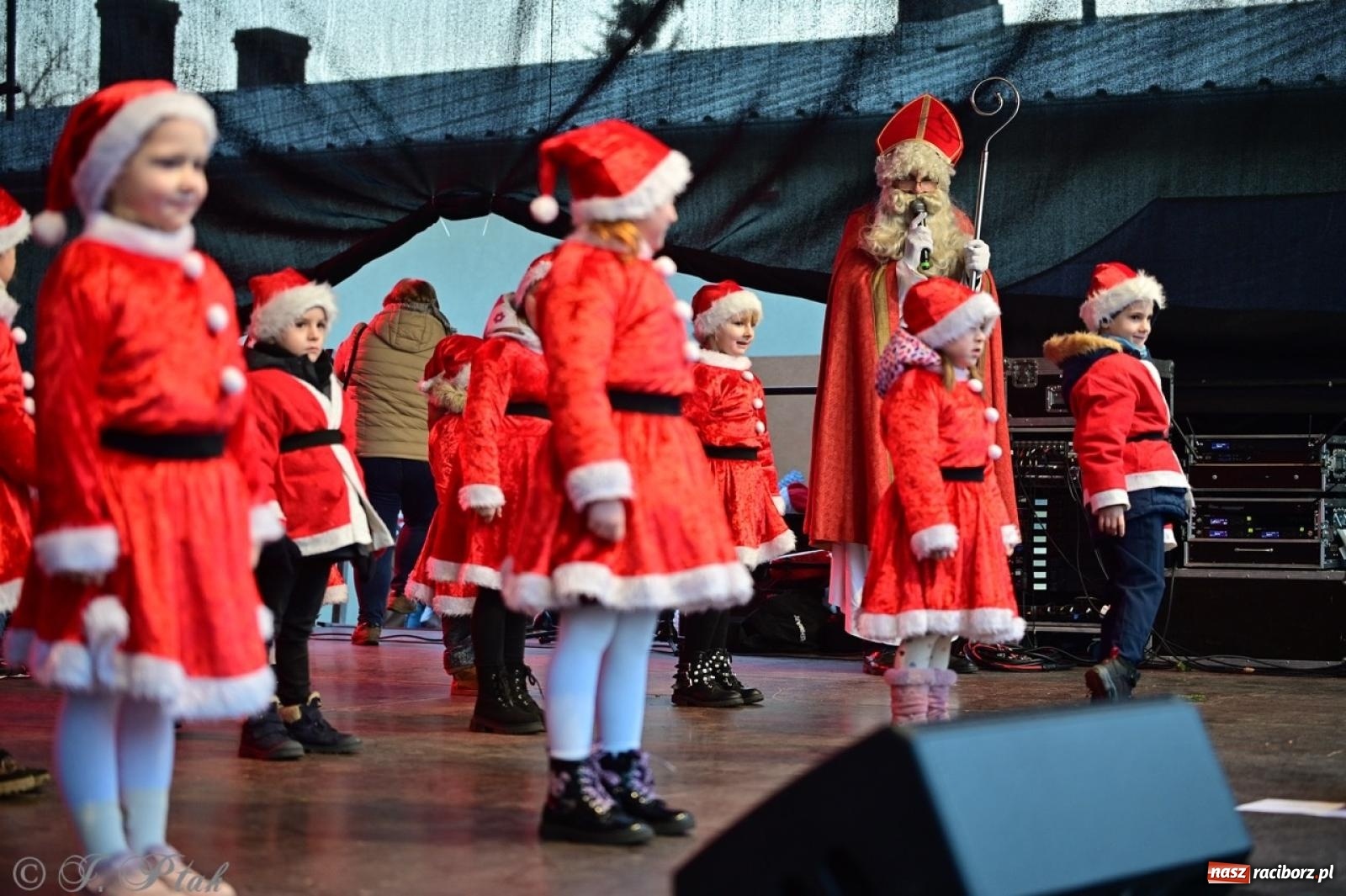 Zdjęcie w galerii na portalu naszraciborz.pl: Tłumy na Kiermaszu Bożonarodzeniowym w Pietrowicach Wielkich [FOTO i WIDEO] wiadomości z regionu