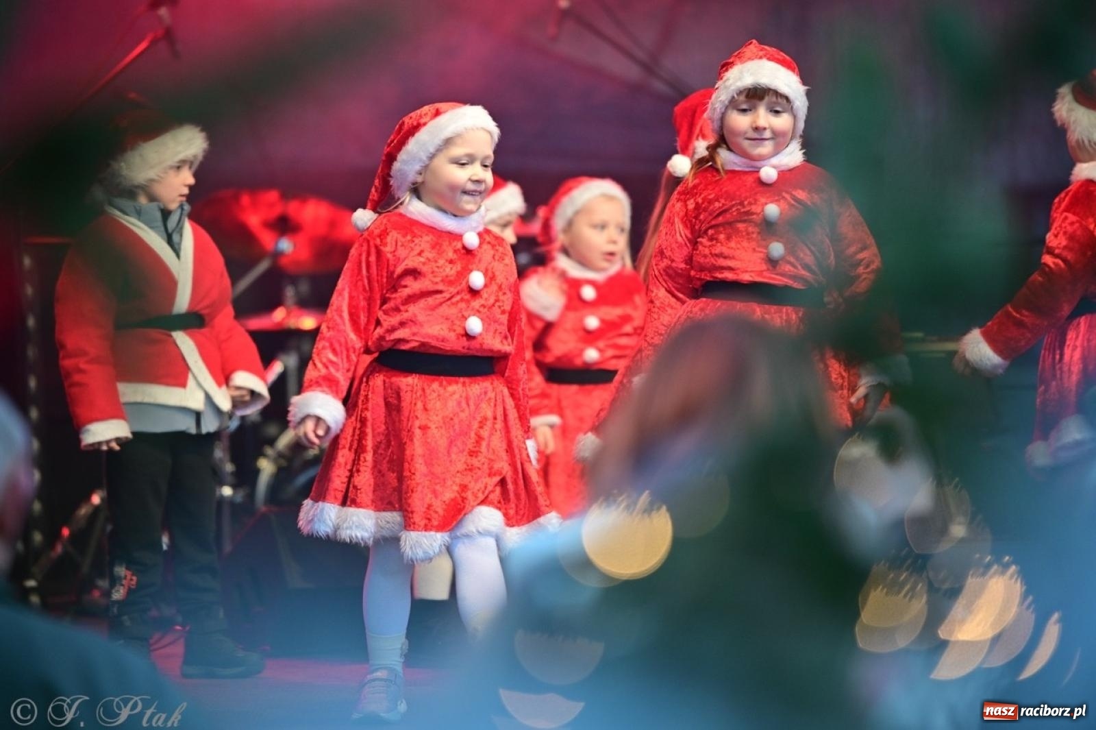 Zdjęcie w galerii na portalu naszraciborz.pl: Tłumy na Kiermaszu Bożonarodzeniowym w Pietrowicach Wielkich [FOTO i WIDEO] wiadomości z regionu