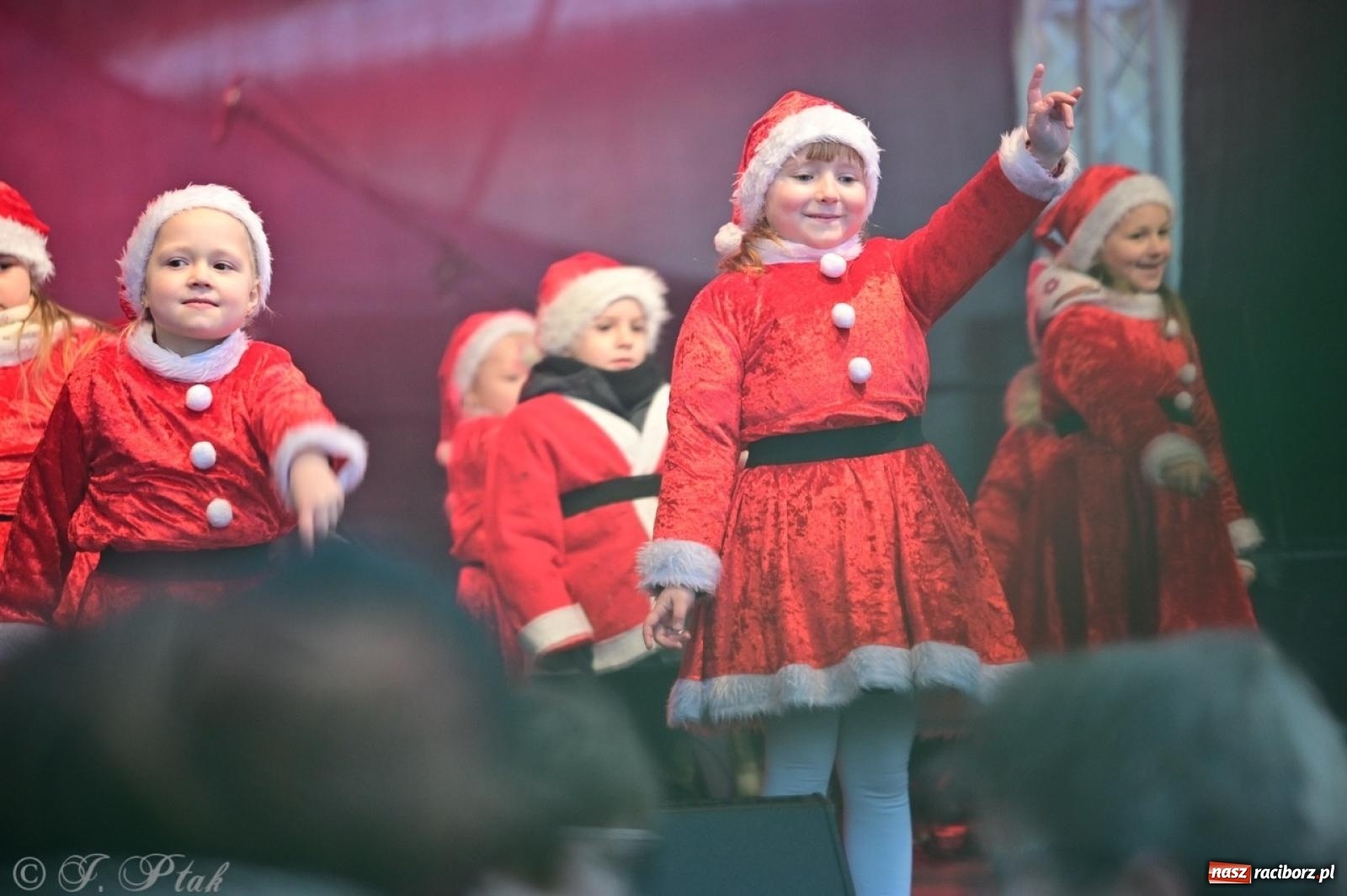 Zdjęcie w galerii na portalu naszraciborz.pl: Tłumy na Kiermaszu Bożonarodzeniowym w Pietrowicach Wielkich [FOTO i WIDEO] wiadomości z regionu