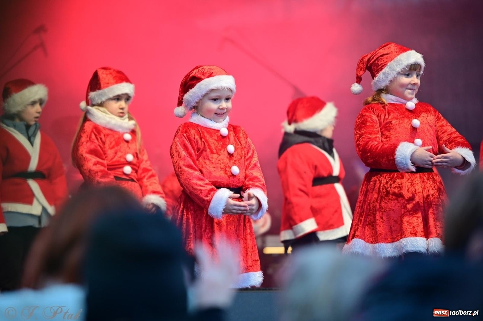 Zdjęcie w galerii na portalu naszraciborz.pl: Tłumy na Kiermaszu Bożonarodzeniowym w Pietrowicach Wielkich [FOTO i WIDEO] wiadomości z regionu