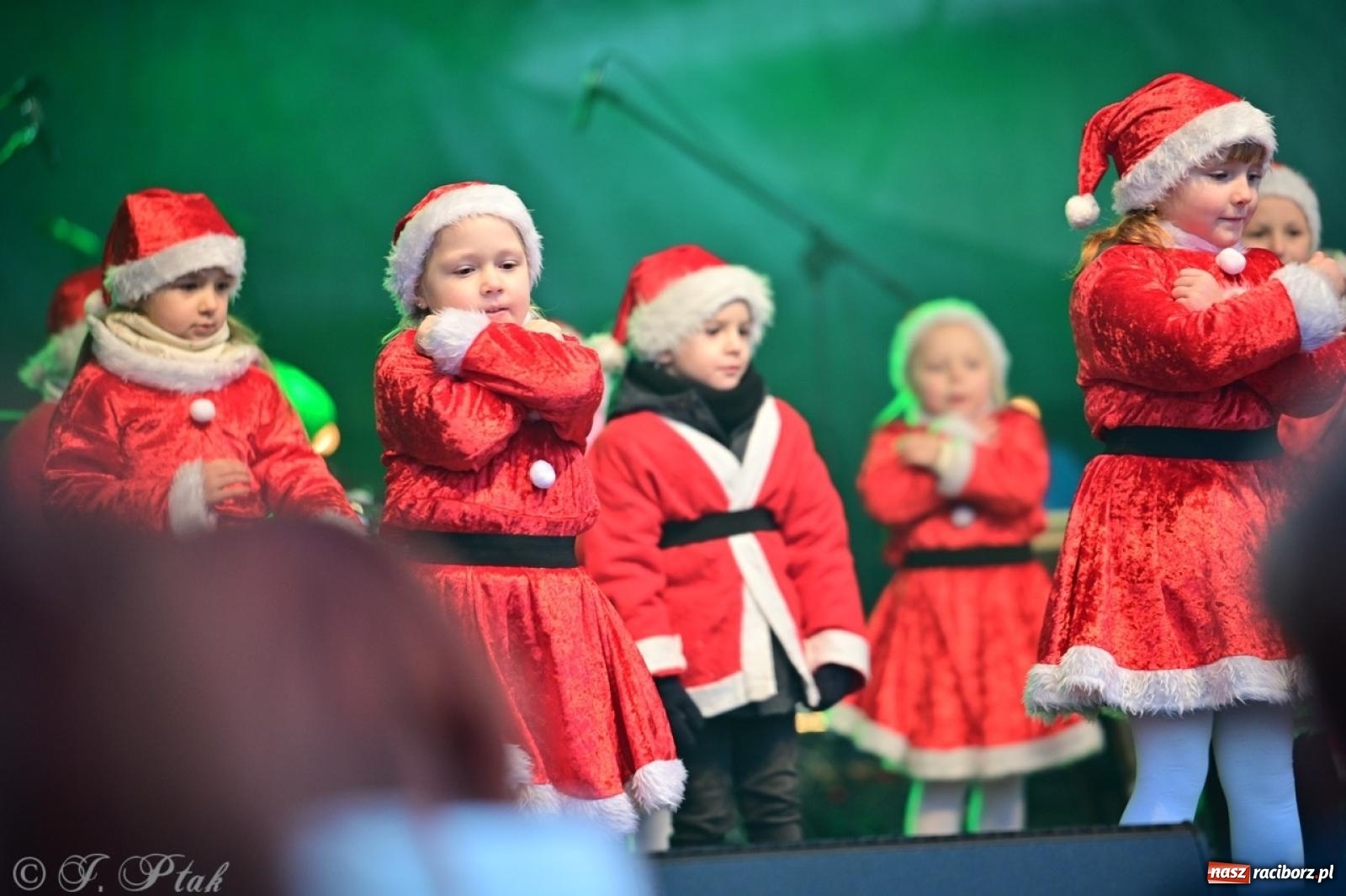 Zdjęcie w galerii na portalu naszraciborz.pl: Tłumy na Kiermaszu Bożonarodzeniowym w Pietrowicach Wielkich [FOTO i WIDEO] wiadomości z regionu