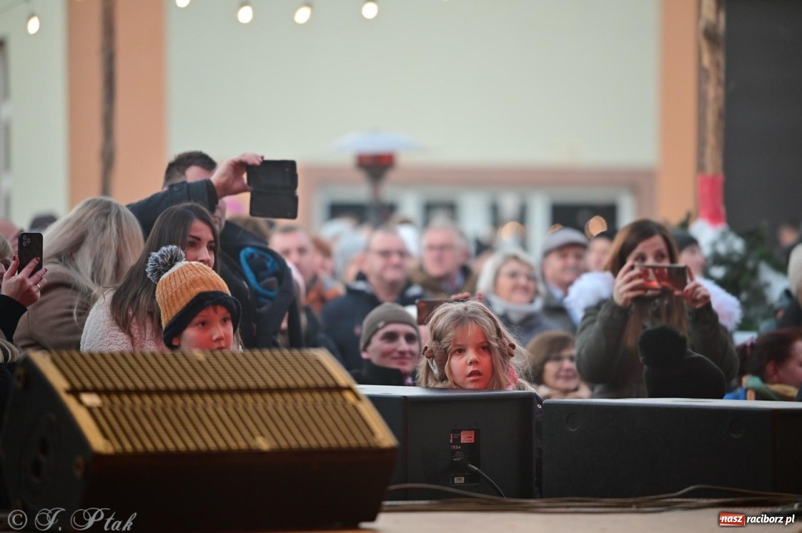 Zdjęcie w galerii na portalu naszraciborz.pl: Tłumy na Kiermaszu Bożonarodzeniowym w Pietrowicach Wielkich [FOTO i WIDEO] wiadomości z regionu
