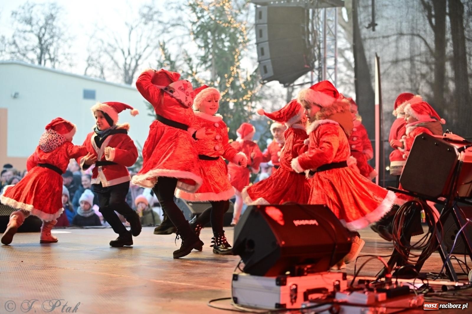 Zdjęcie w galerii na portalu naszraciborz.pl: Tłumy na Kiermaszu Bożonarodzeniowym w Pietrowicach Wielkich [FOTO i WIDEO] wiadomości z regionu