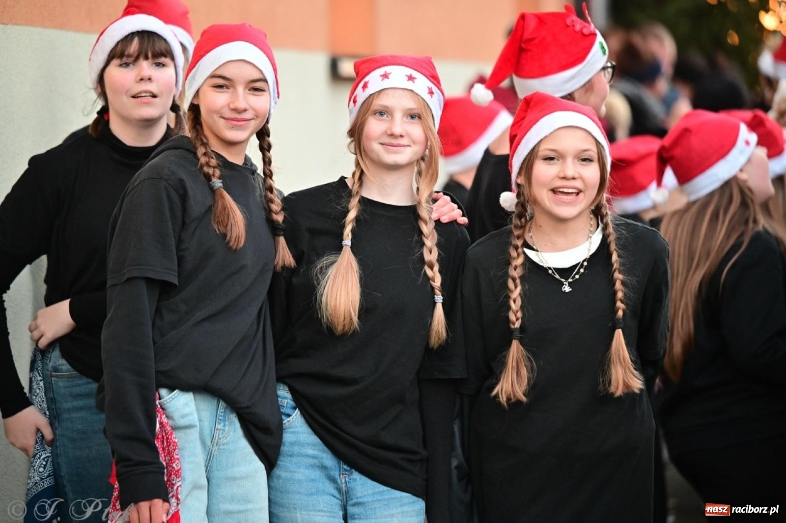 Zdjęcie w galerii na portalu naszraciborz.pl: Tłumy na Kiermaszu Bożonarodzeniowym w Pietrowicach Wielkich [FOTO i WIDEO] wiadomości z regionu