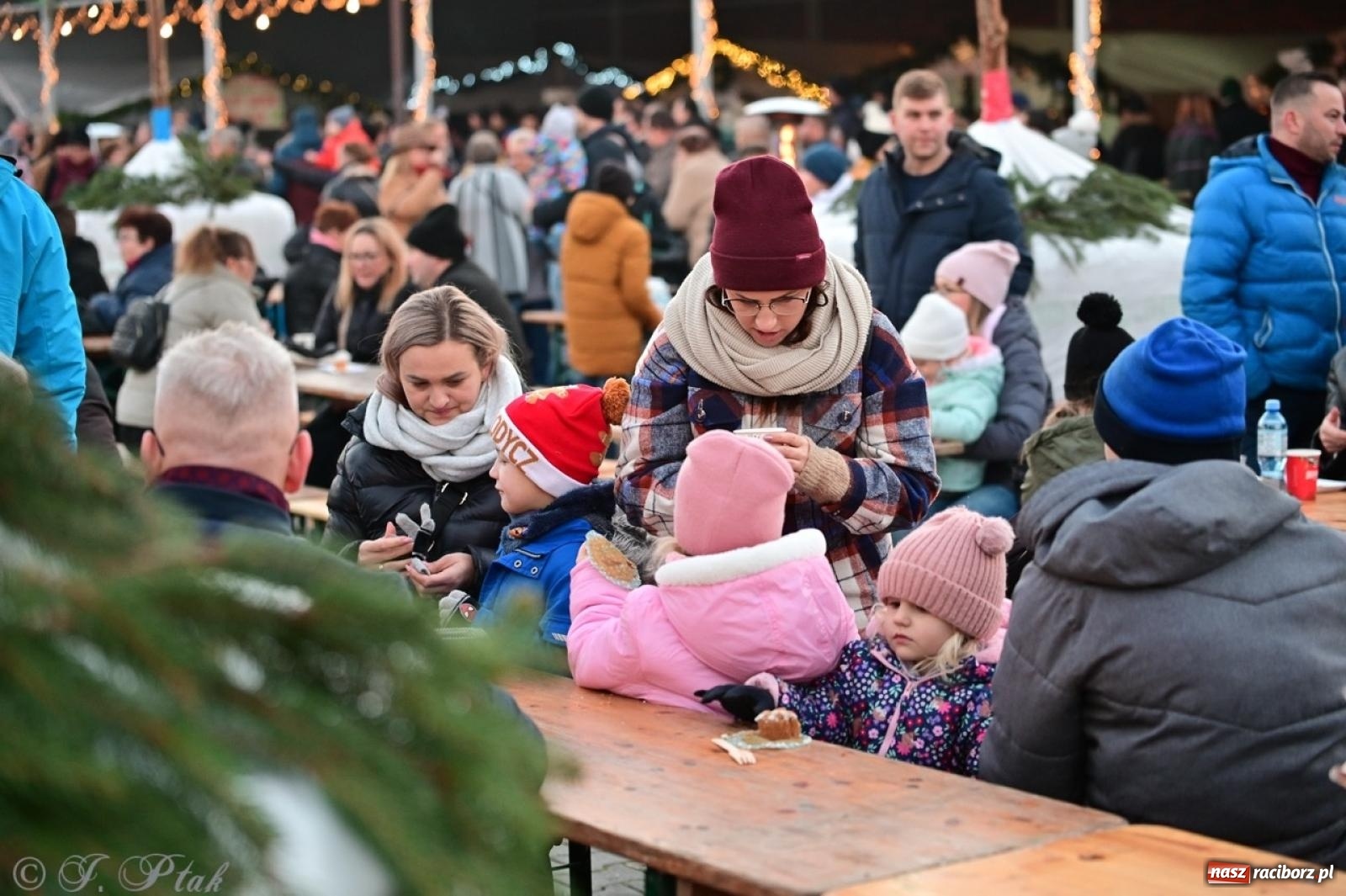 Zdjęcie w galerii na portalu naszraciborz.pl: Tłumy na Kiermaszu Bożonarodzeniowym w Pietrowicach Wielkich [FOTO i WIDEO] wiadomości z regionu