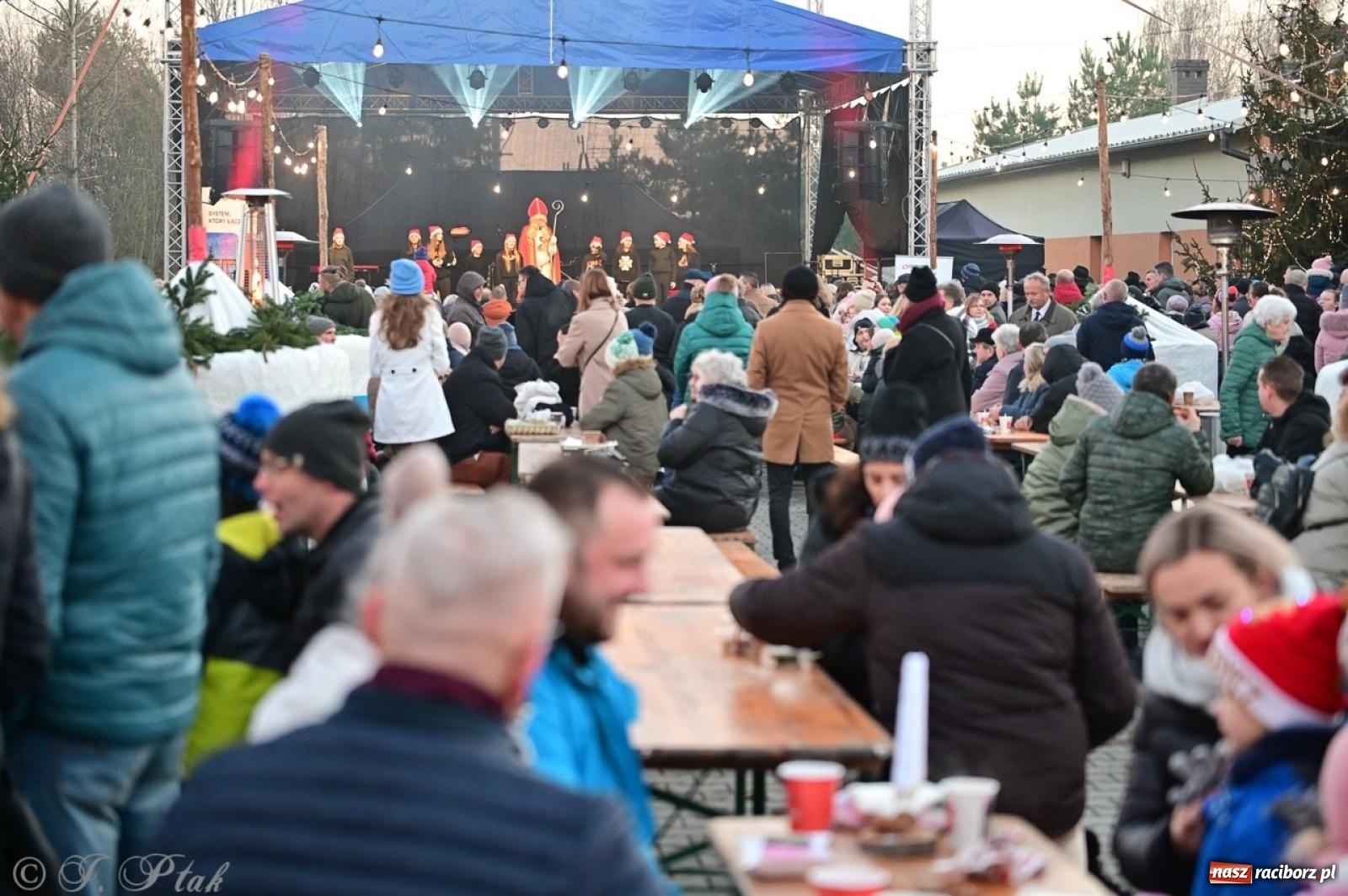Zdjęcie w galerii na portalu naszraciborz.pl: Tłumy na Kiermaszu Bożonarodzeniowym w Pietrowicach Wielkich [FOTO i WIDEO] wiadomości z regionu