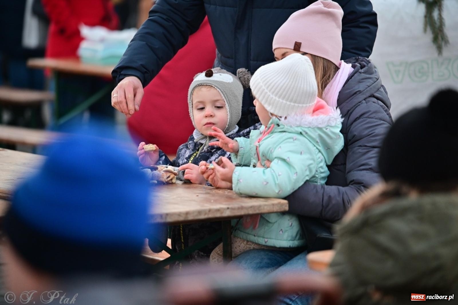 Zdjęcie w galerii na portalu naszraciborz.pl: Tłumy na Kiermaszu Bożonarodzeniowym w Pietrowicach Wielkich [FOTO i WIDEO] wiadomości z regionu