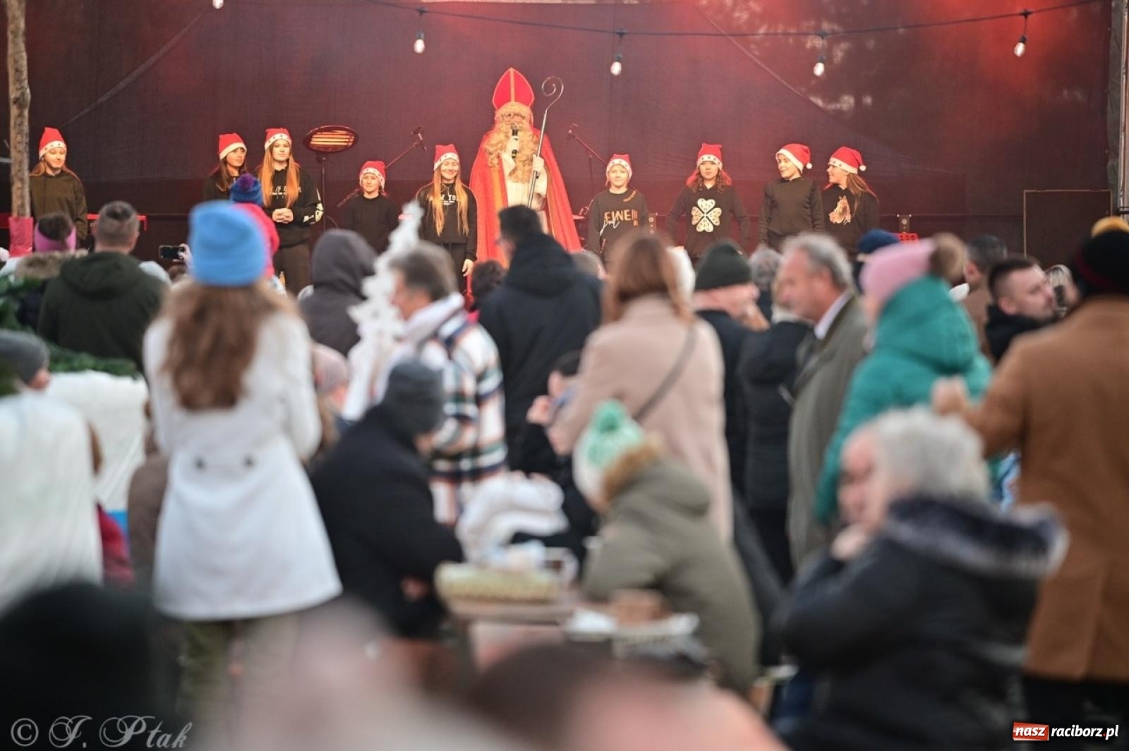 Zdjęcie w galerii na portalu naszraciborz.pl: Tłumy na Kiermaszu Bożonarodzeniowym w Pietrowicach Wielkich [FOTO i WIDEO] wiadomości z regionu