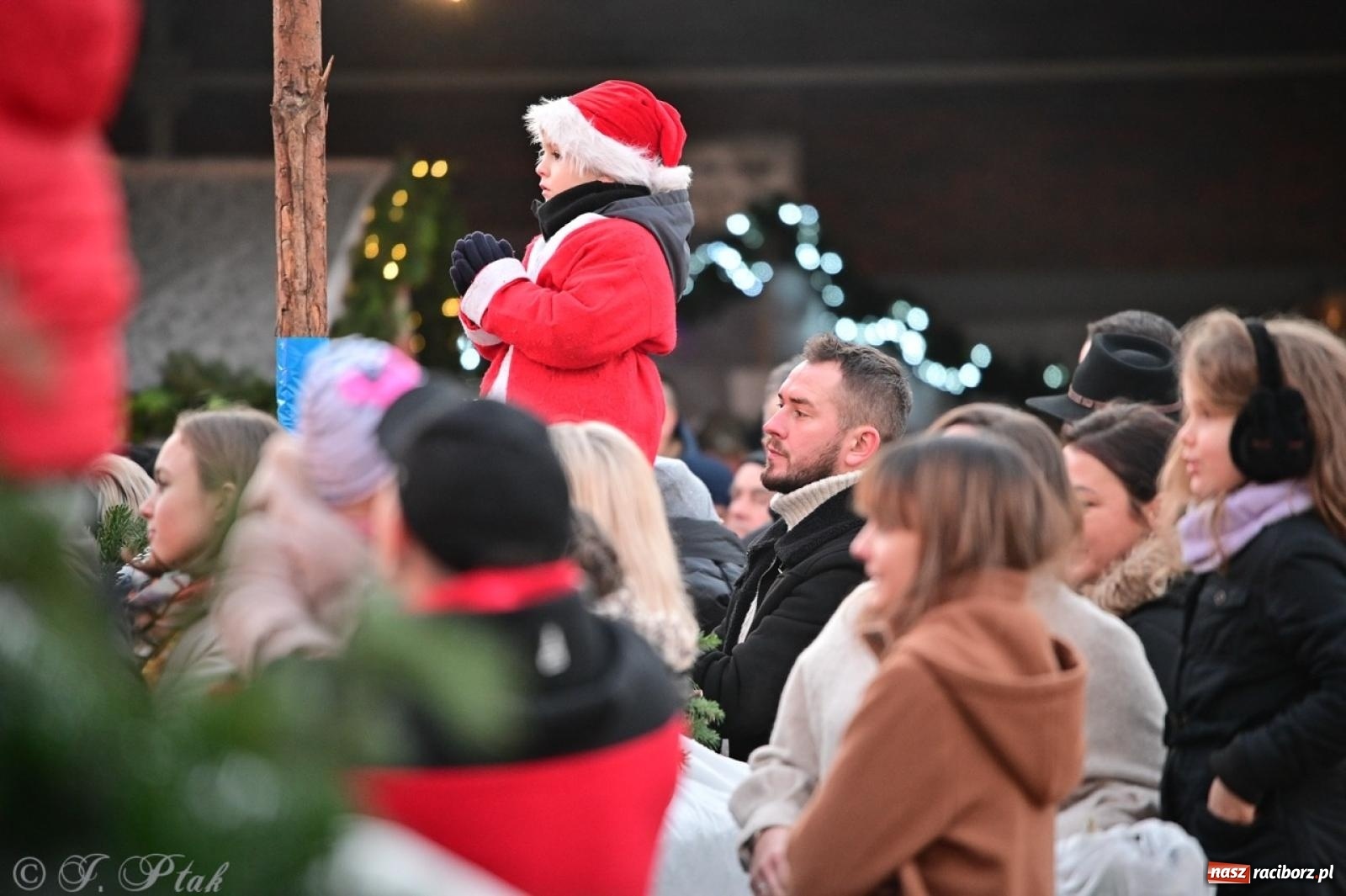 Zdjęcie w galerii na portalu naszraciborz.pl: Tłumy na Kiermaszu Bożonarodzeniowym w Pietrowicach Wielkich [FOTO i WIDEO] wiadomości z regionu