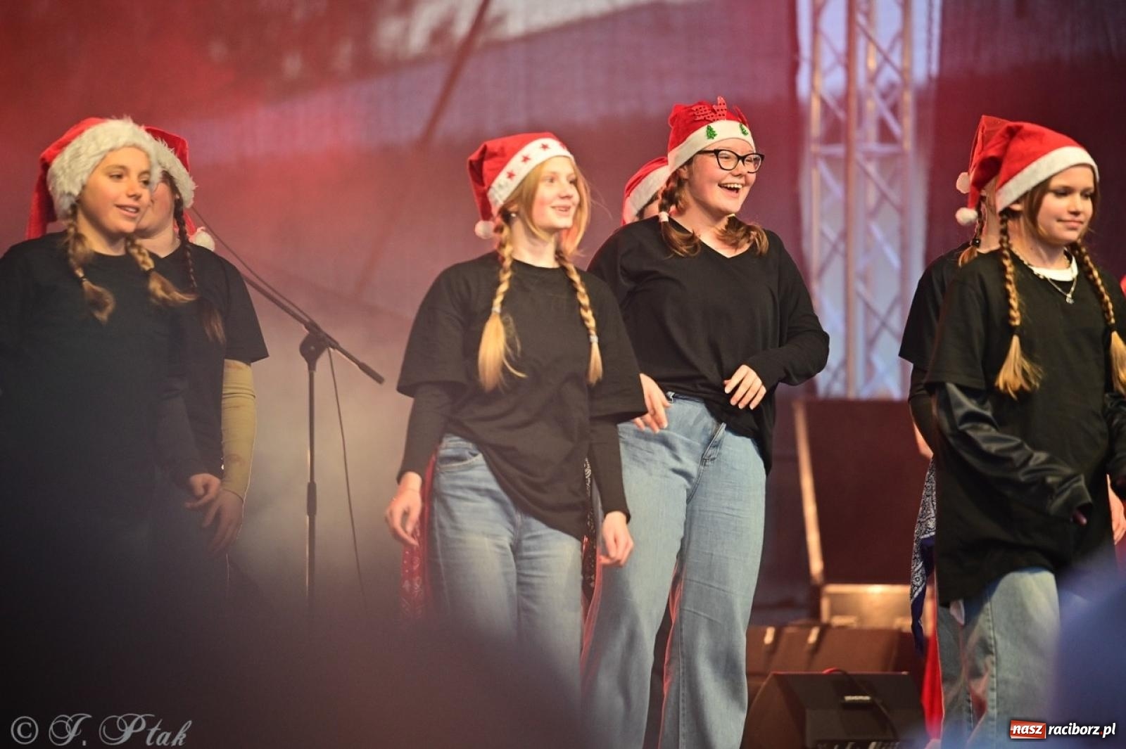 Zdjęcie w galerii na portalu naszraciborz.pl: Tłumy na Kiermaszu Bożonarodzeniowym w Pietrowicach Wielkich [FOTO i WIDEO] wiadomości z regionu