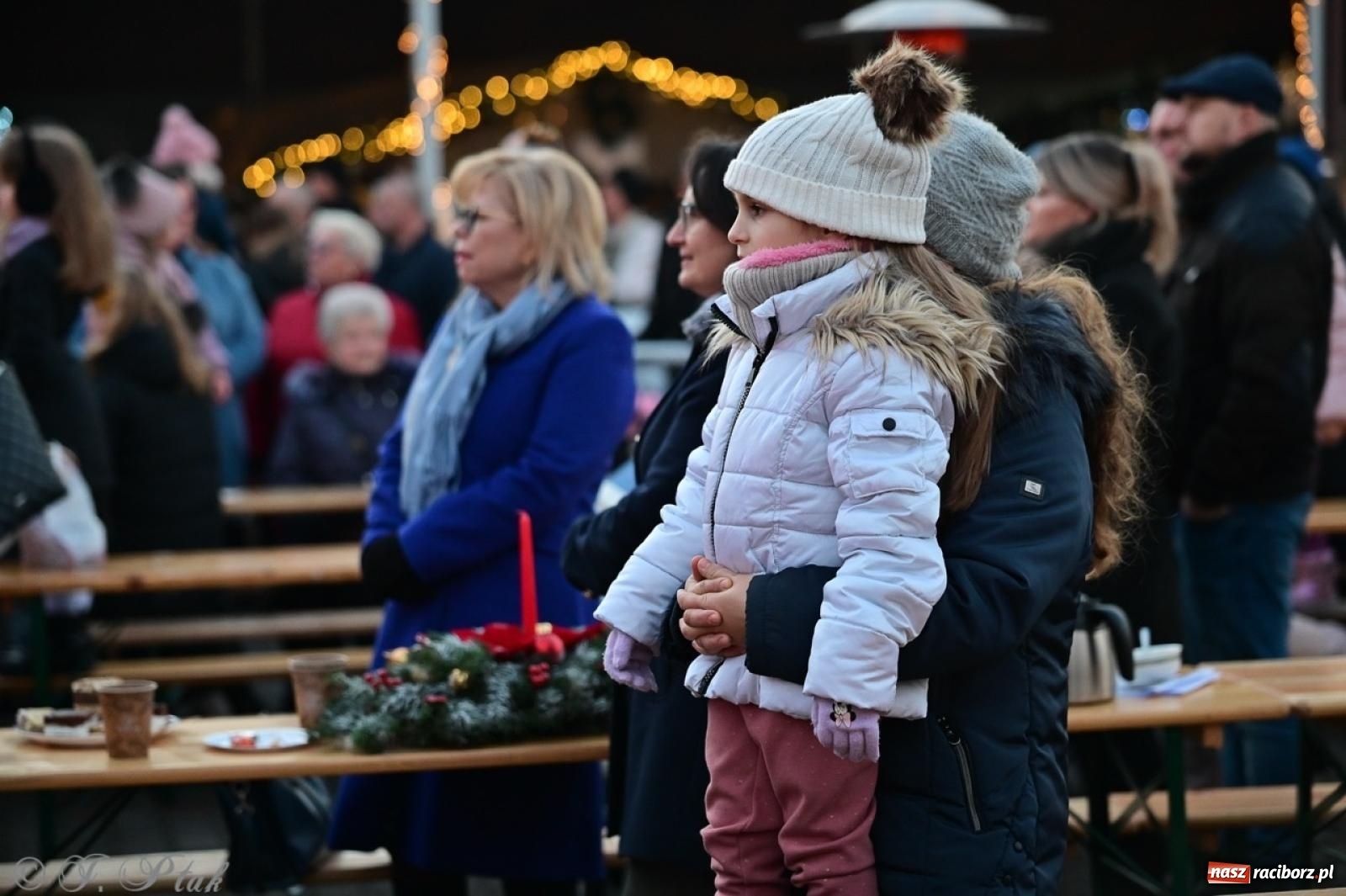 Zdjęcie w galerii na portalu naszraciborz.pl: Tłumy na Kiermaszu Bożonarodzeniowym w Pietrowicach Wielkich [FOTO i WIDEO] wiadomości z regionu